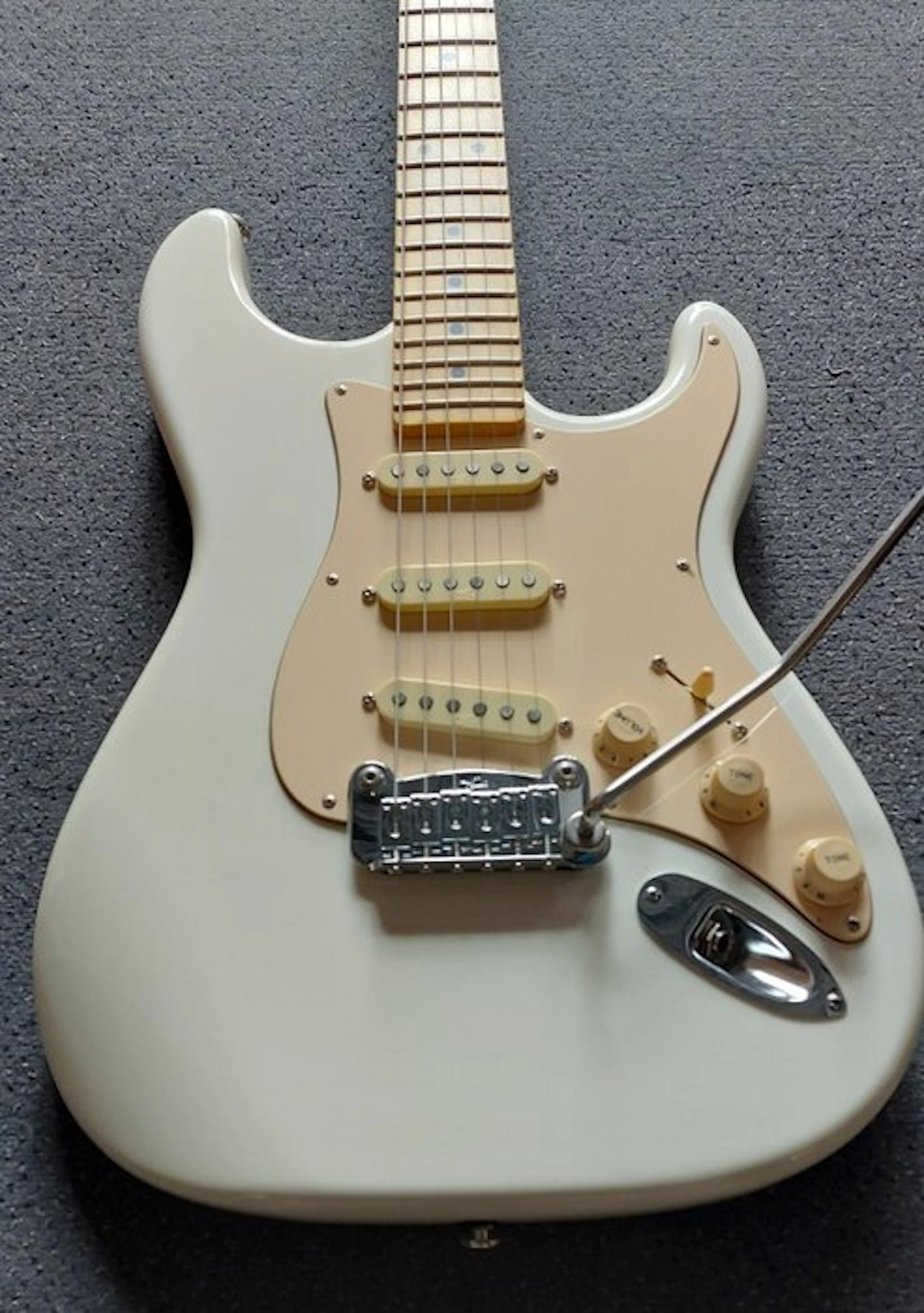 G&L - Legacy USA White MP with G&L Tolex Case and...