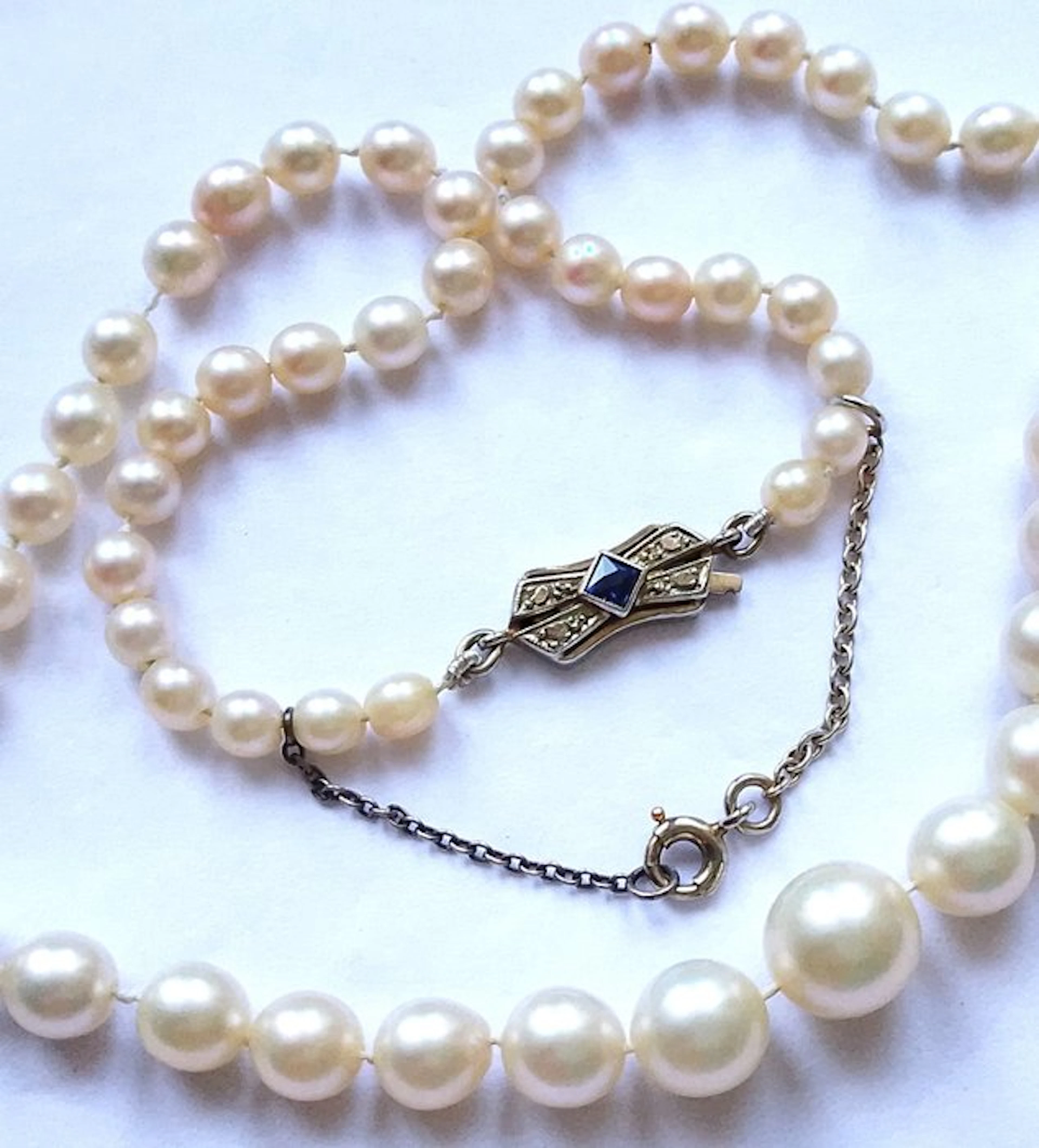 String of beads 18 kt white gold - Akoya pearls - sapphire - millegriffe