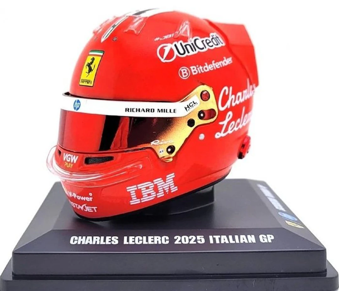 Spark 1 : 5 - Model sports car - BELL HELMET / CASQUE SCUDERIA FERRARI "C