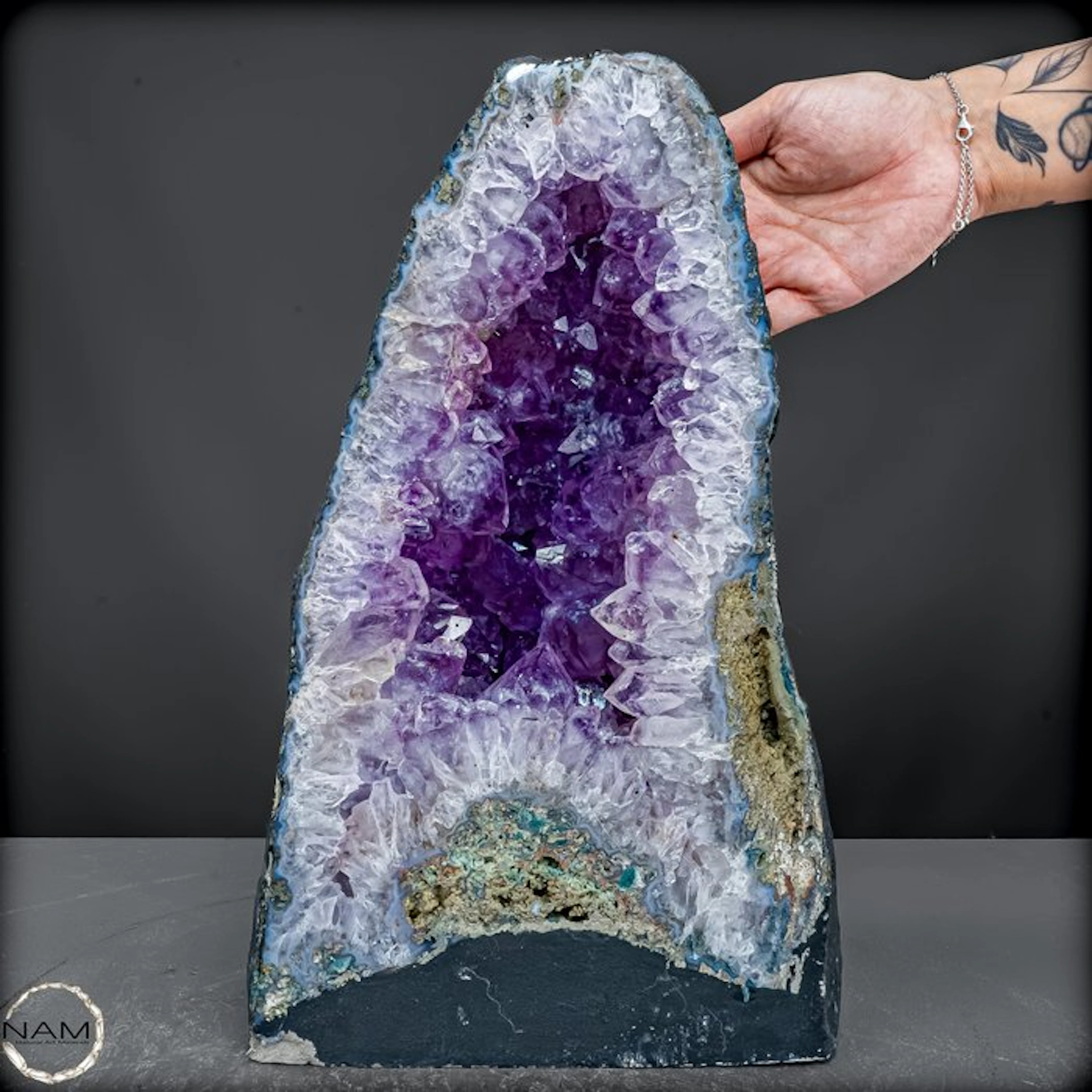 Natural amethyst druzy – an impressive natural work of art full of depth