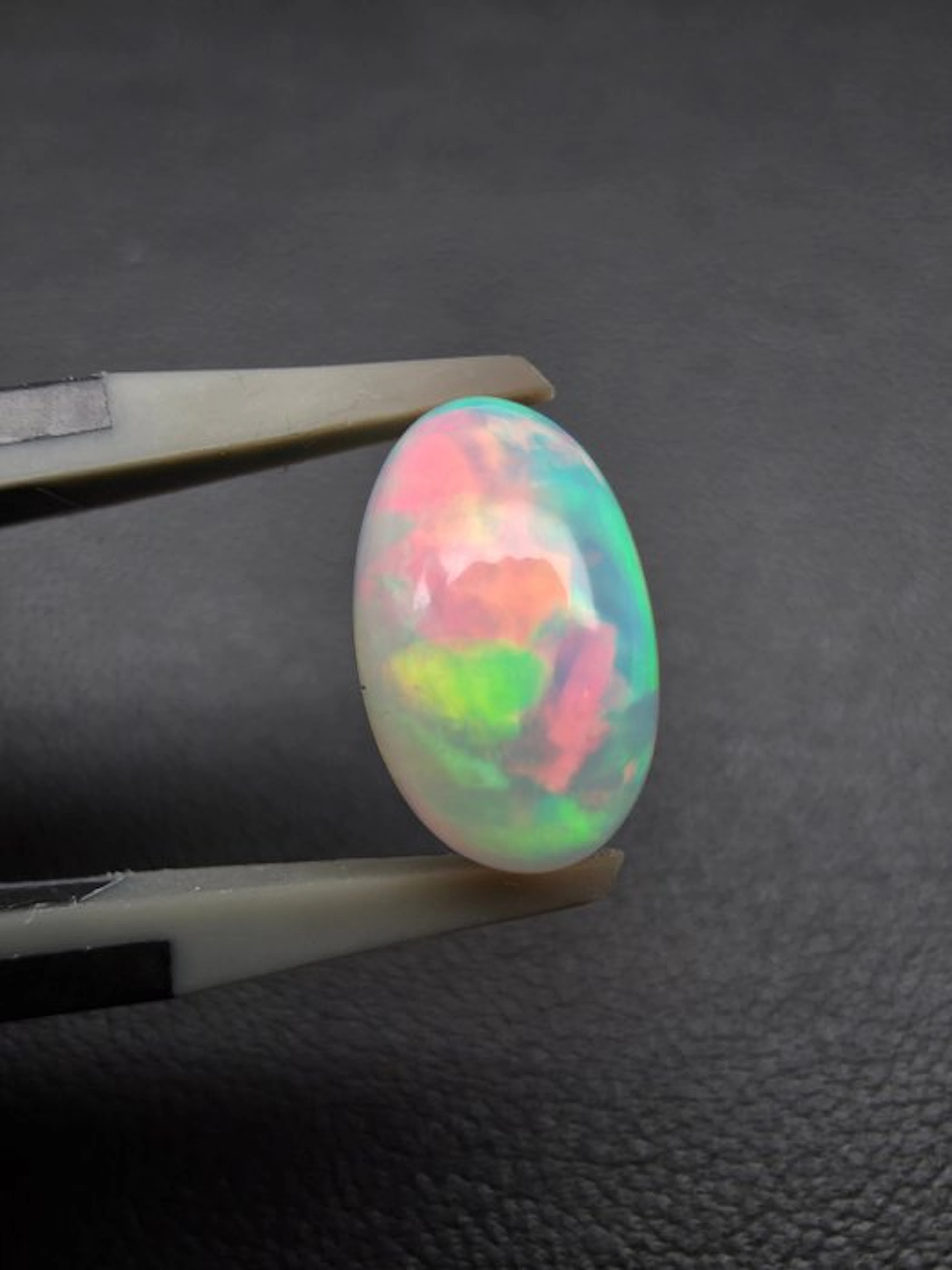 2.3cts White Opal Cabochon- 0.46 g