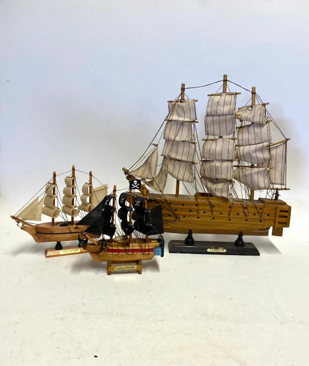 Decorative ornament (3) - Italy - Wooden sailing ships