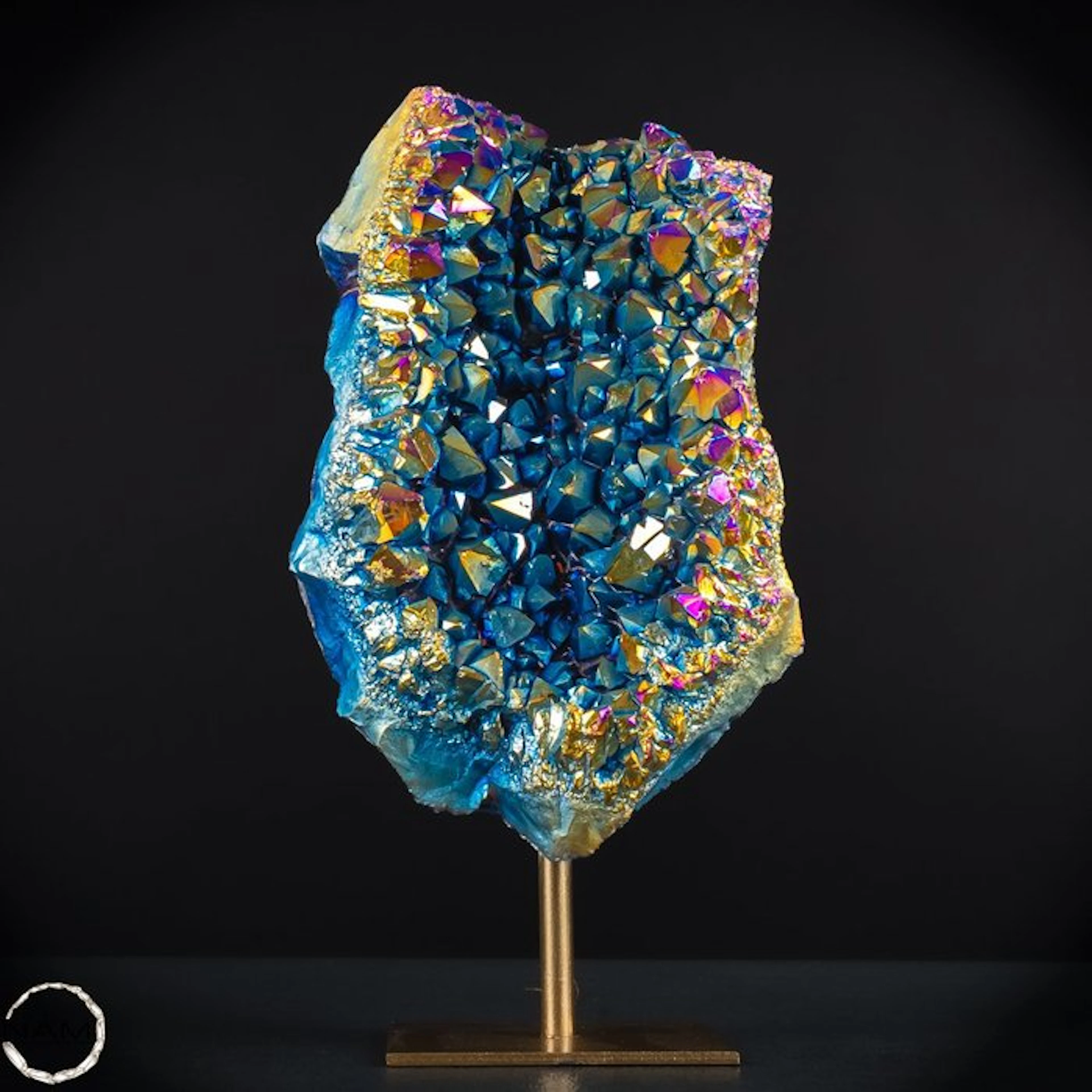 Unique Aura-Amethyst Druse on Stand – Shimmering magic in crystal