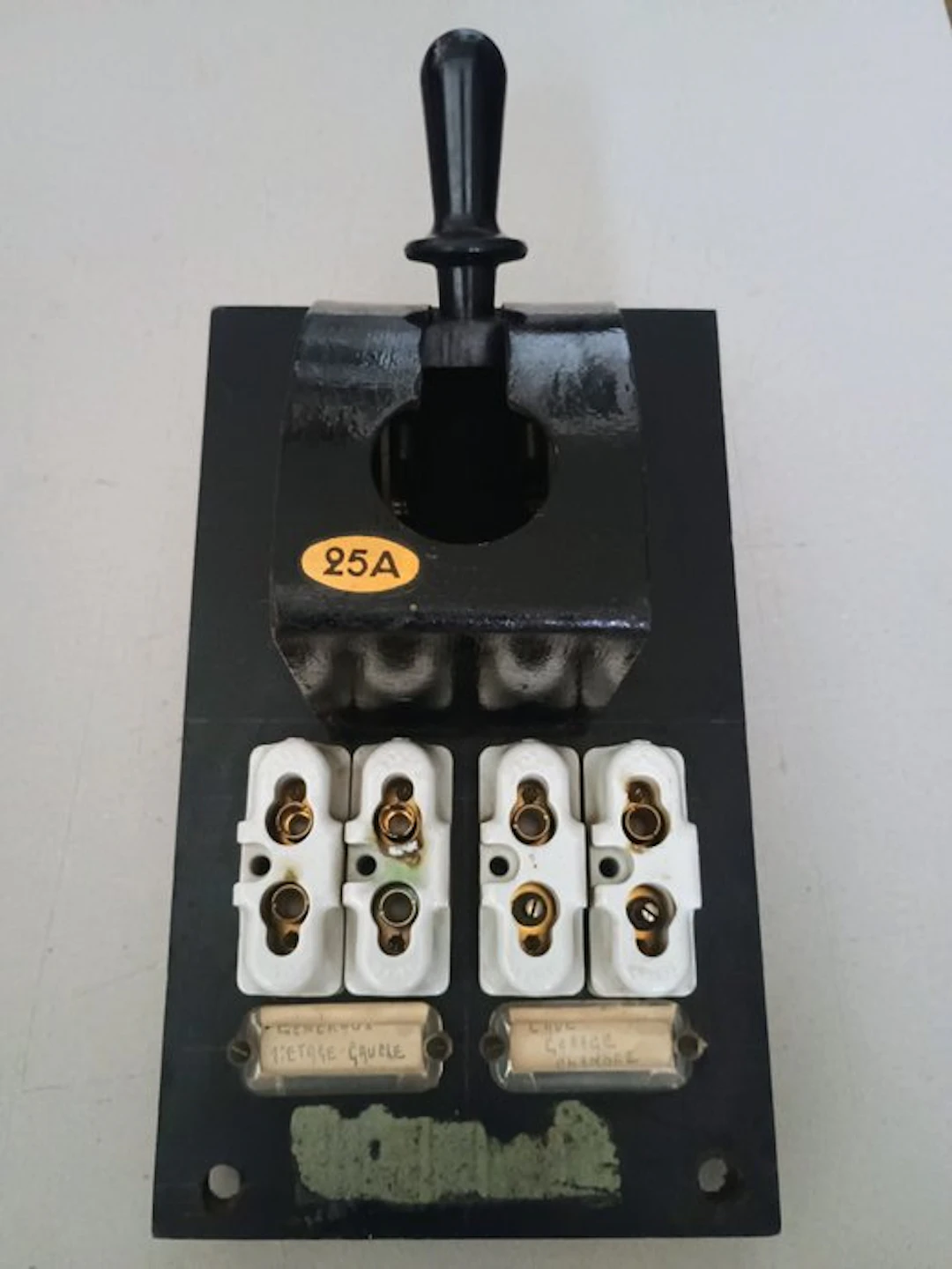 Industrial equipment - Belgium - Vintage fuse box