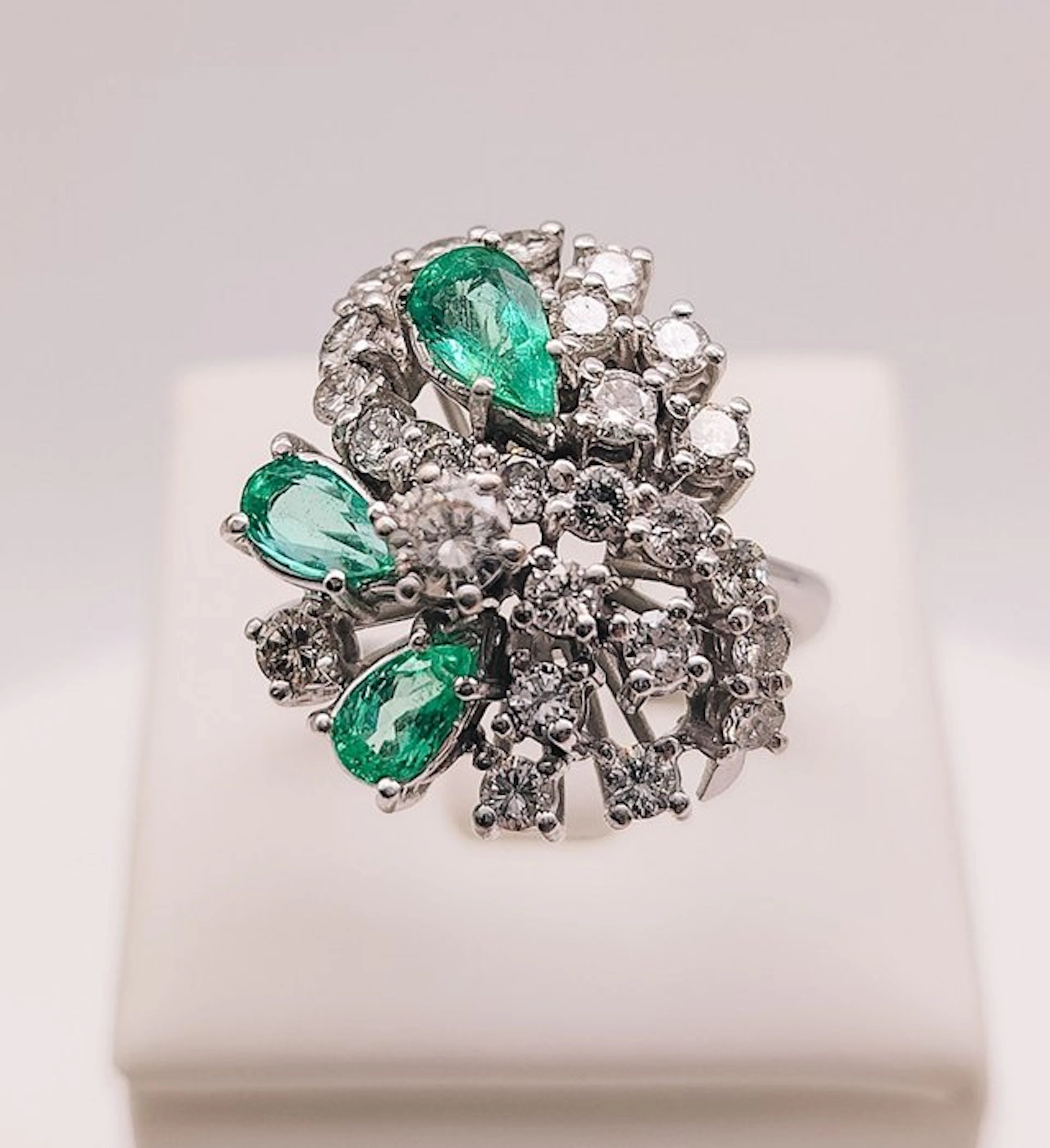 Ring - 18 kt. White gold - 2.32ct. tw. Diamond (Natural) - Emerald