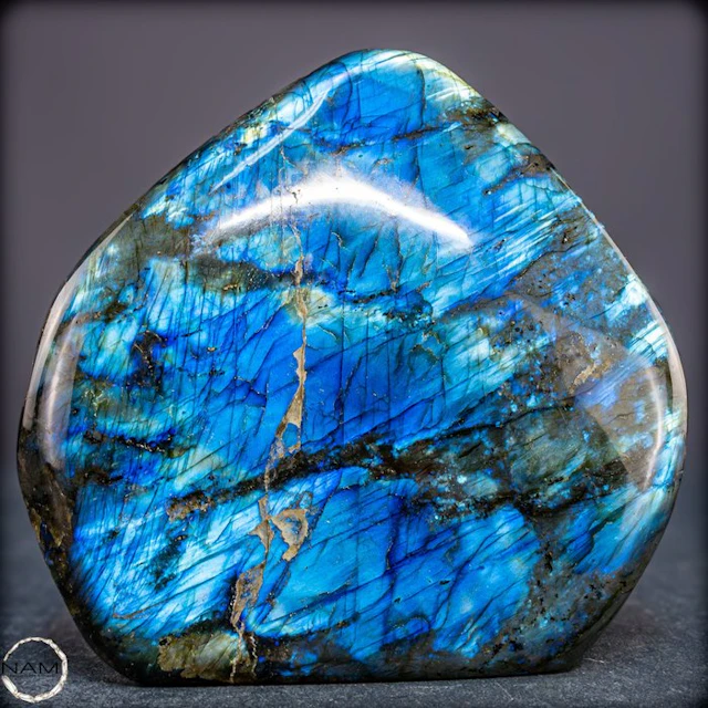 Natural labradorite from Madagascar – Nature's shimmering...