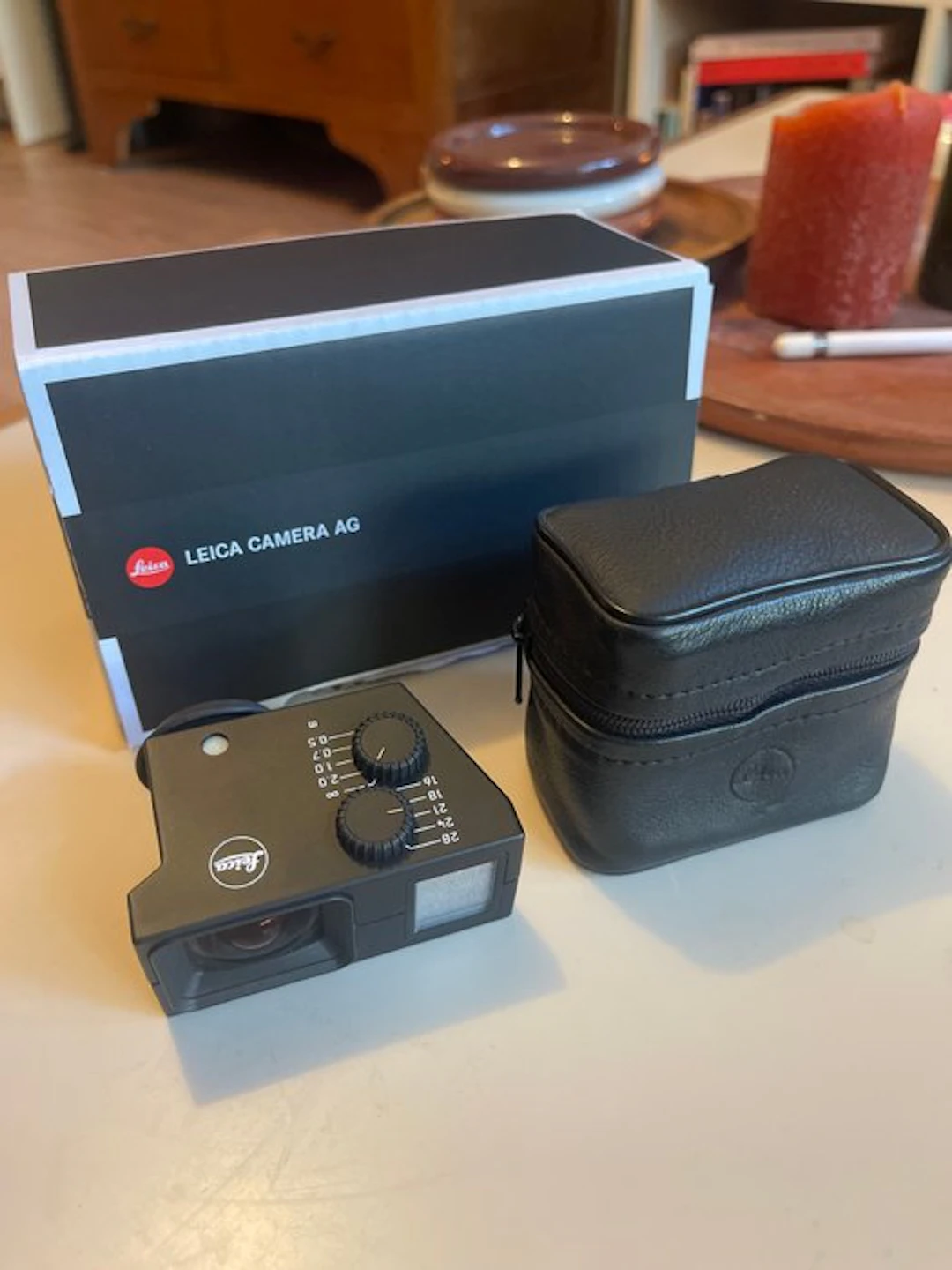 Leica 12011 Universal Wide Angle Viewfinder Camera accessories
