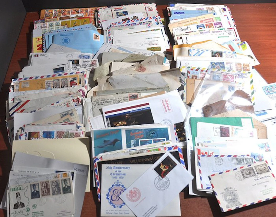 World - A mixed lot with hundreds of postage value stamps