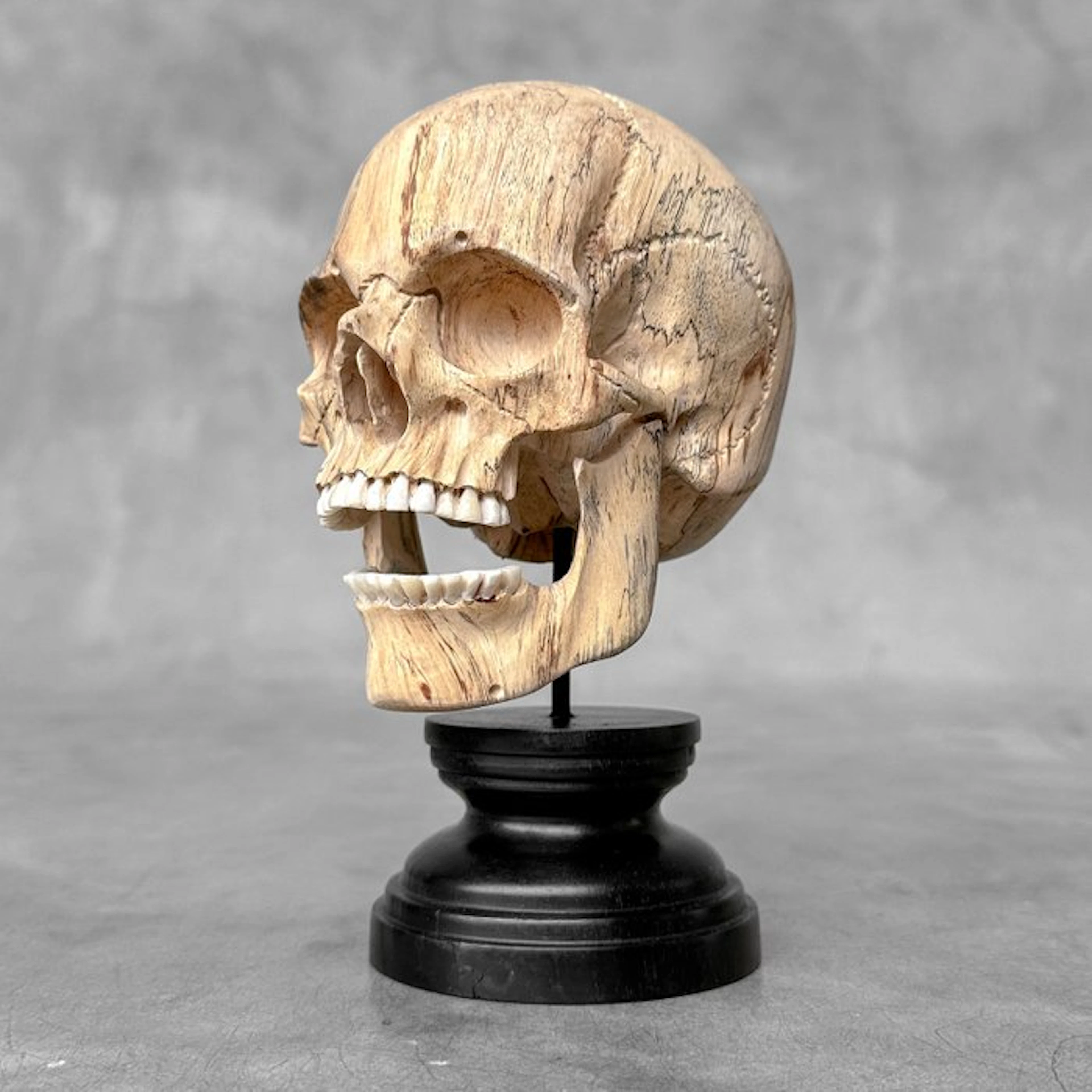 Carving, NO RESERVE PRICE - Stunning hand-carved wooden...