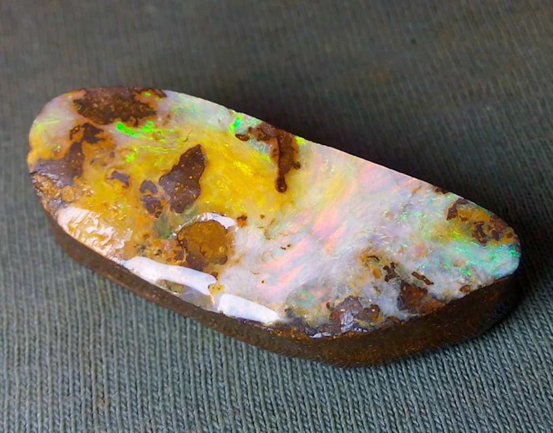 37.5 cts - Beautiful Australian Boulder Opal - Rough - Play of Colors- 7 g