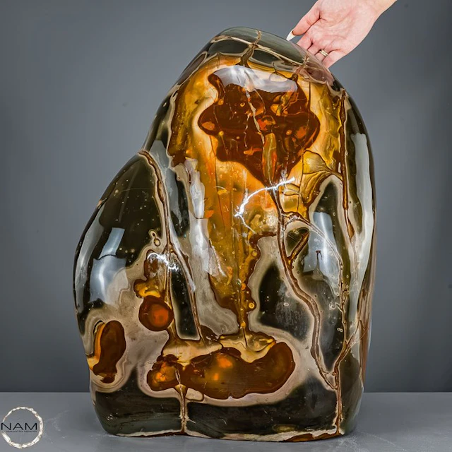 Extremely rare polychrome jasper freeform – monumental...