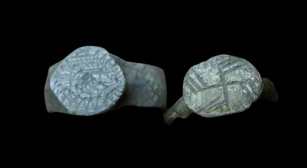 A lot of 2 ornamented bronze rings (No reserve price)