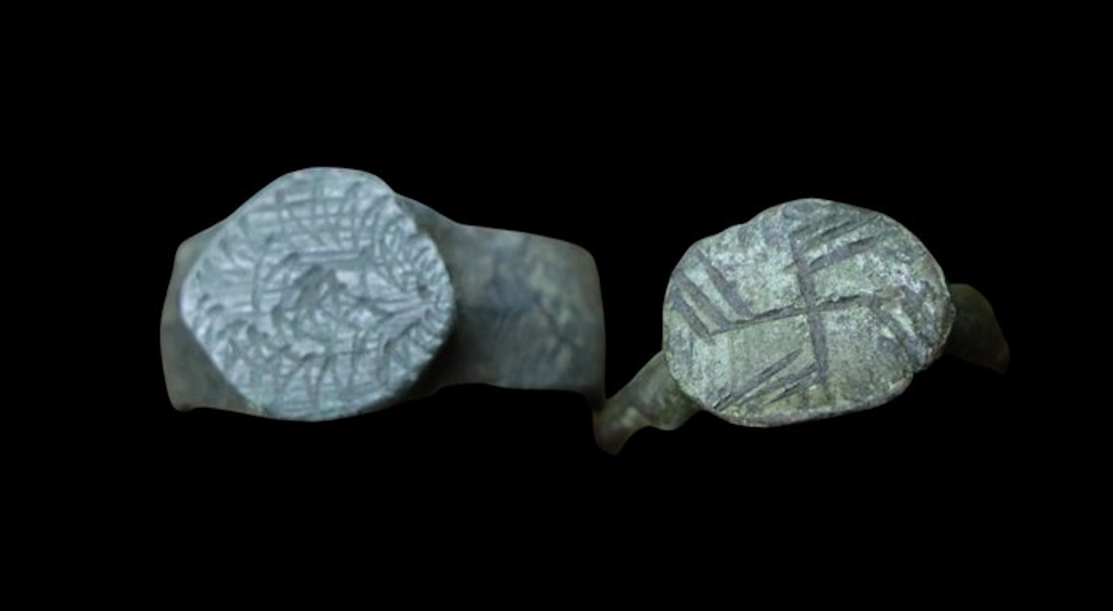 A lot of 2 ornamented bronze rings (No reserve price)