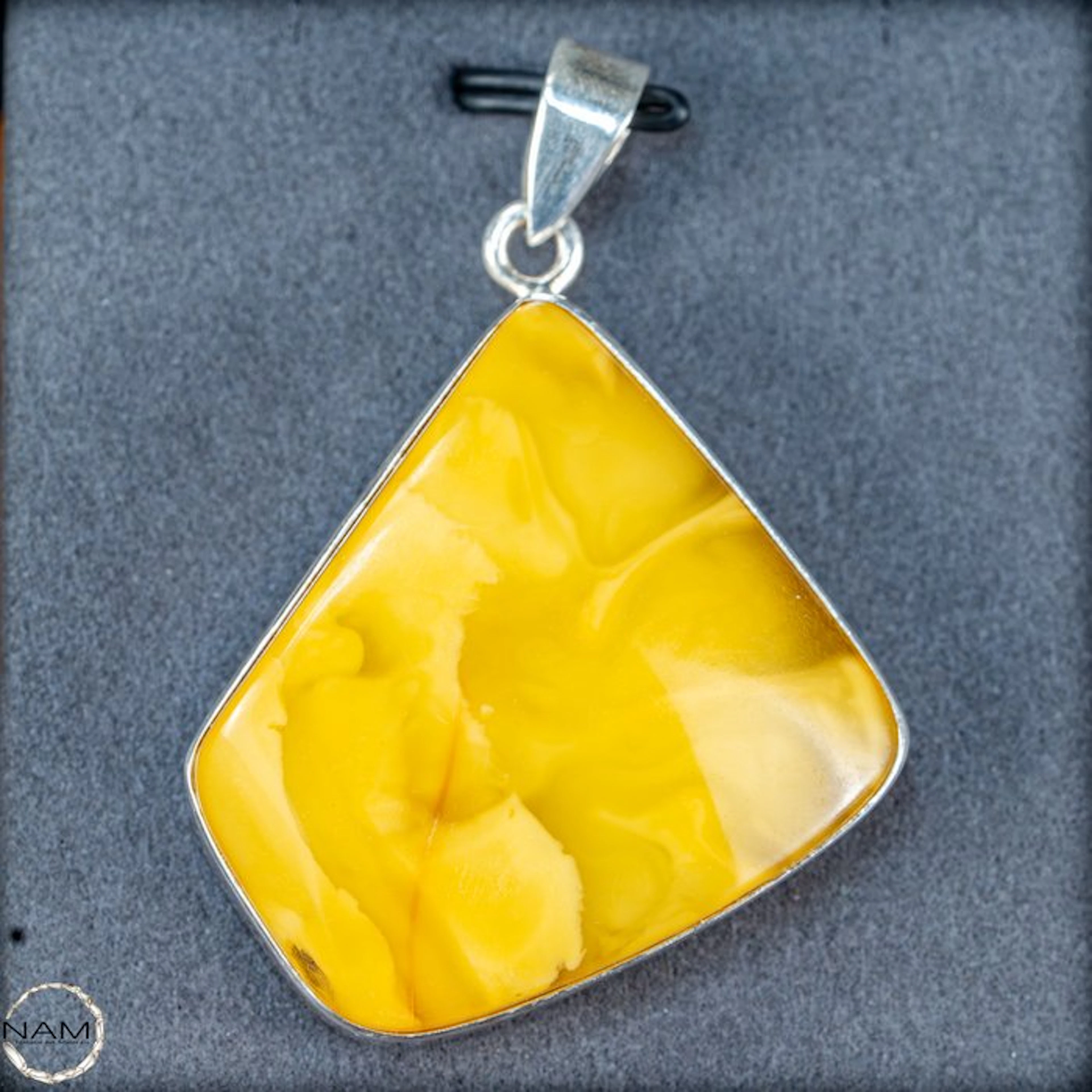 Luxurious butterscotch amber Pendant - 925 Silver - 53.05 ct- 10.61 g