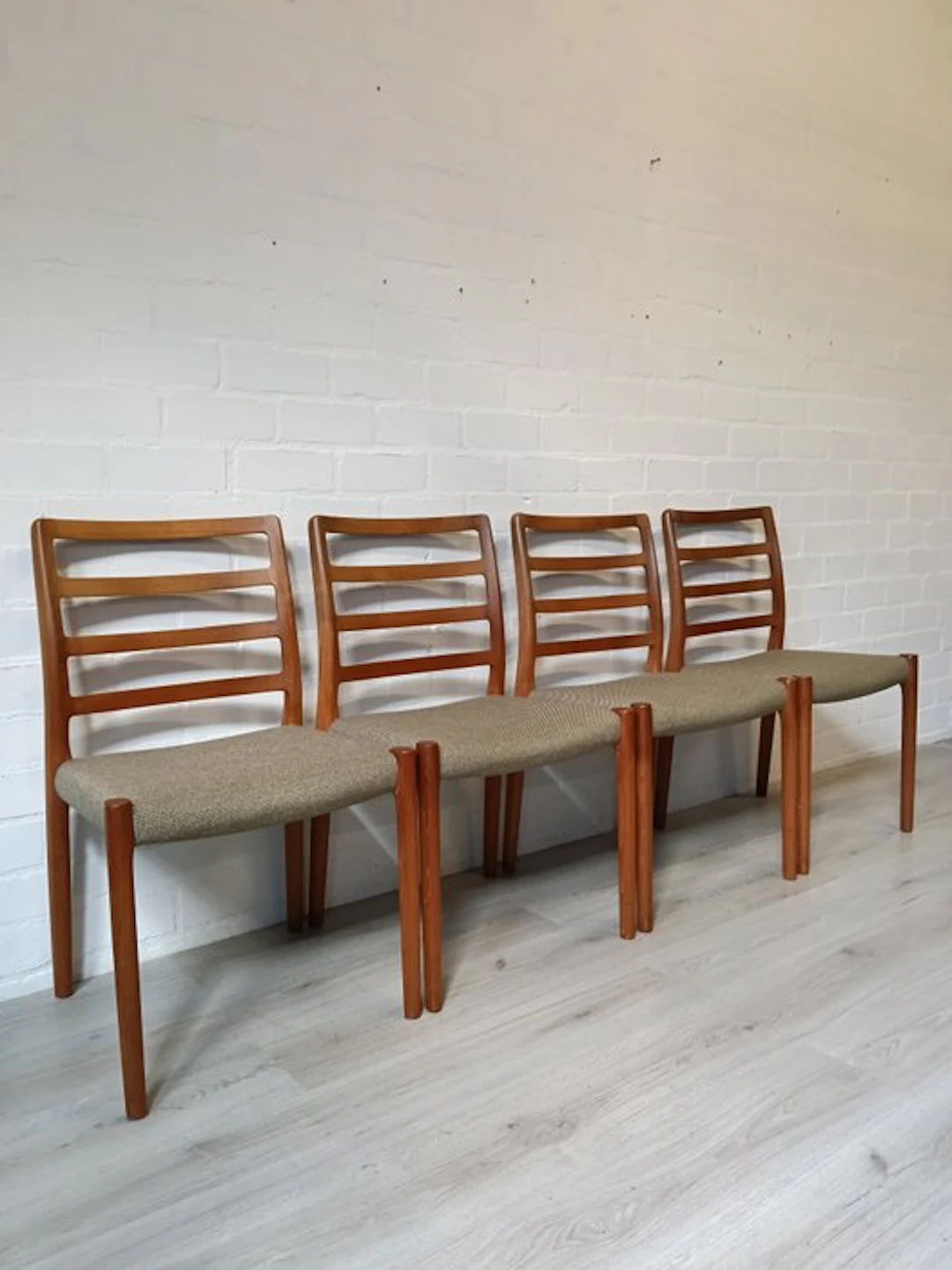 J.L. Møllers Møbelfabrik - Chair (4) - Model 85 - Wood, Textile