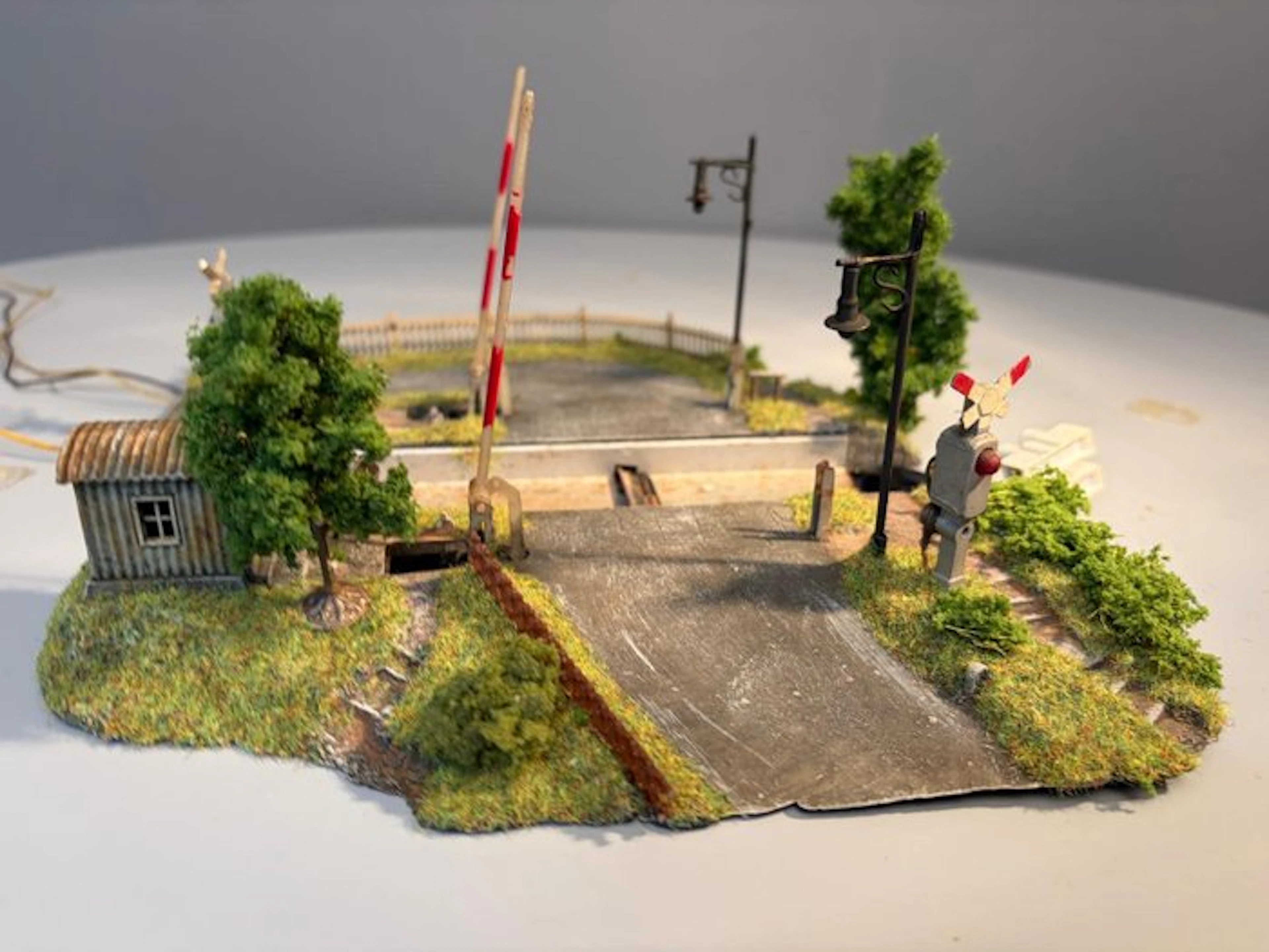 Kibri H0 - 22 - Model train buildings (1) - Vintage automatic railroad crossing