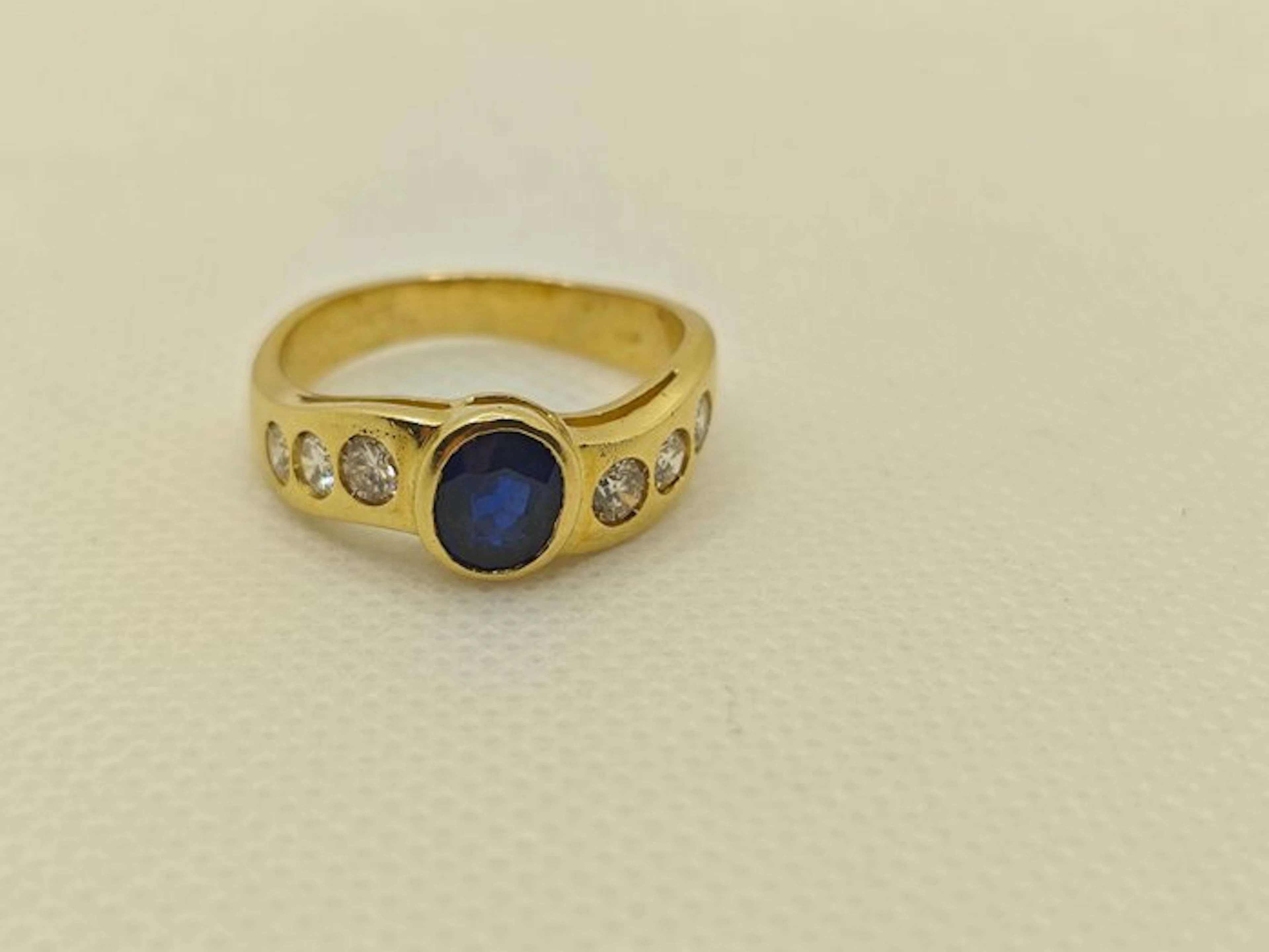 Ring - 18 kt. Yellow gold - 1.30ct. tw. Sapphire - Diamond