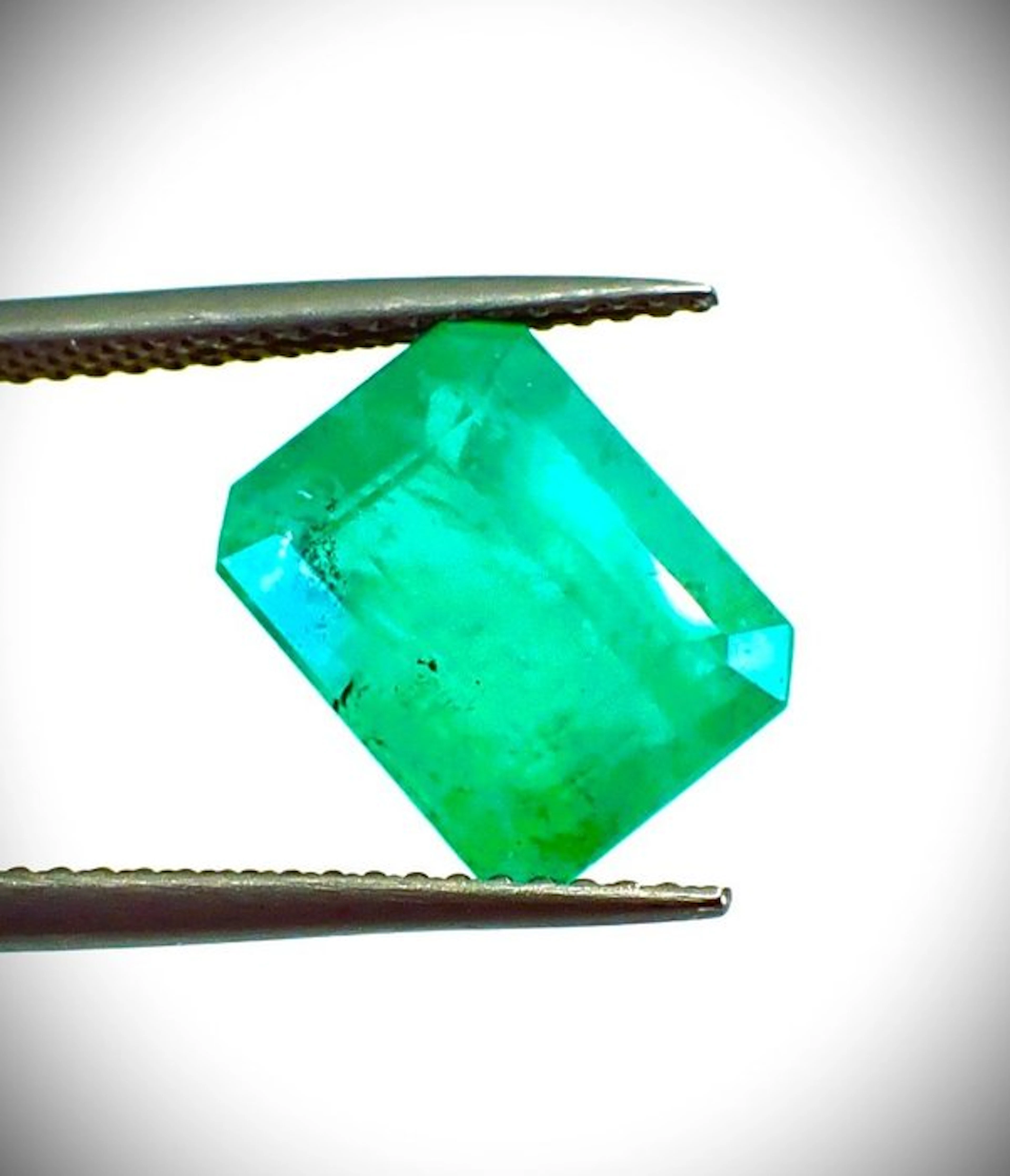 Emerald - 4.28 ct - International Gemological Institute (IGI) - Garden Green