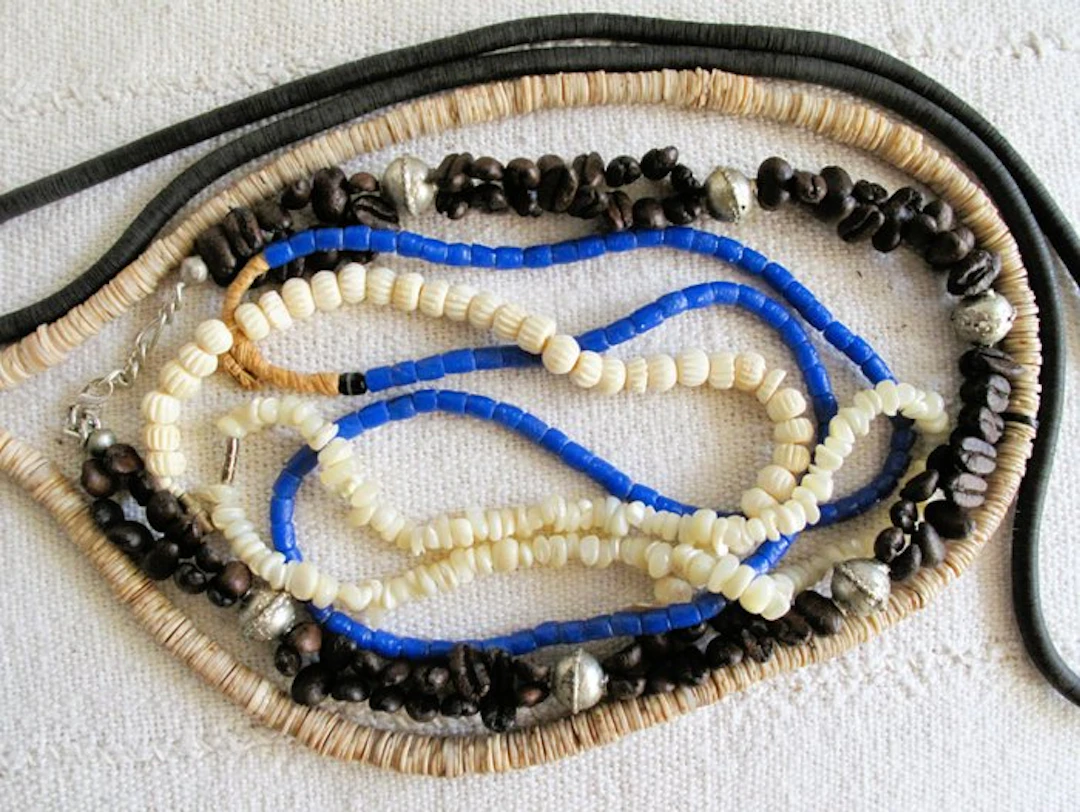 String of beads - Glass, bone, mother-of-pearl... (x6) (No reserve price)