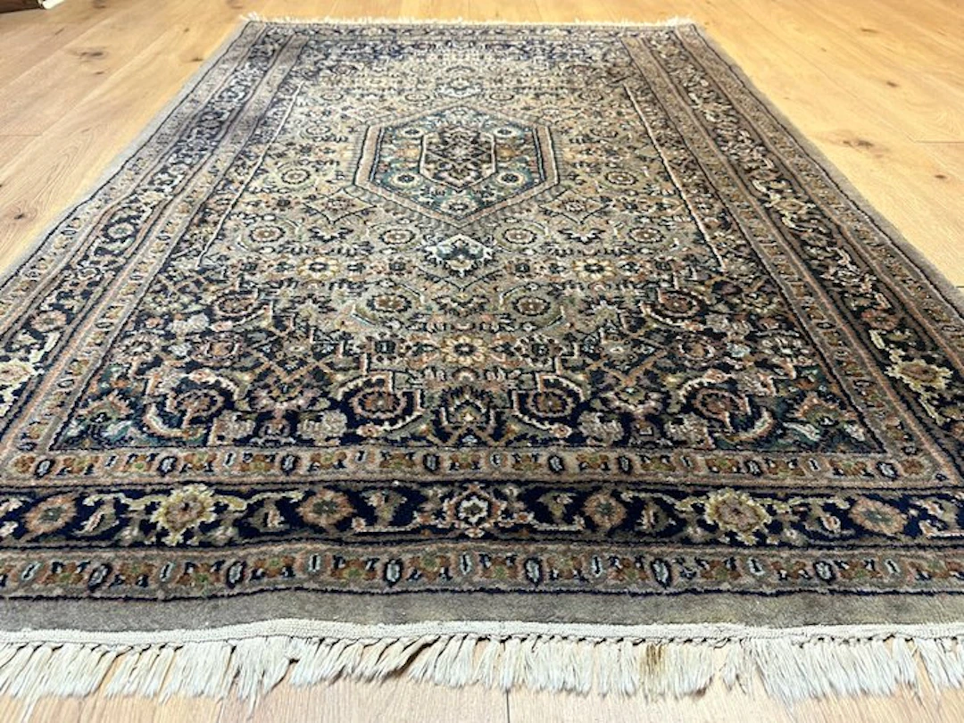 Hand-knotted Indo-Ghom Oriental rug – medallion pattern...
