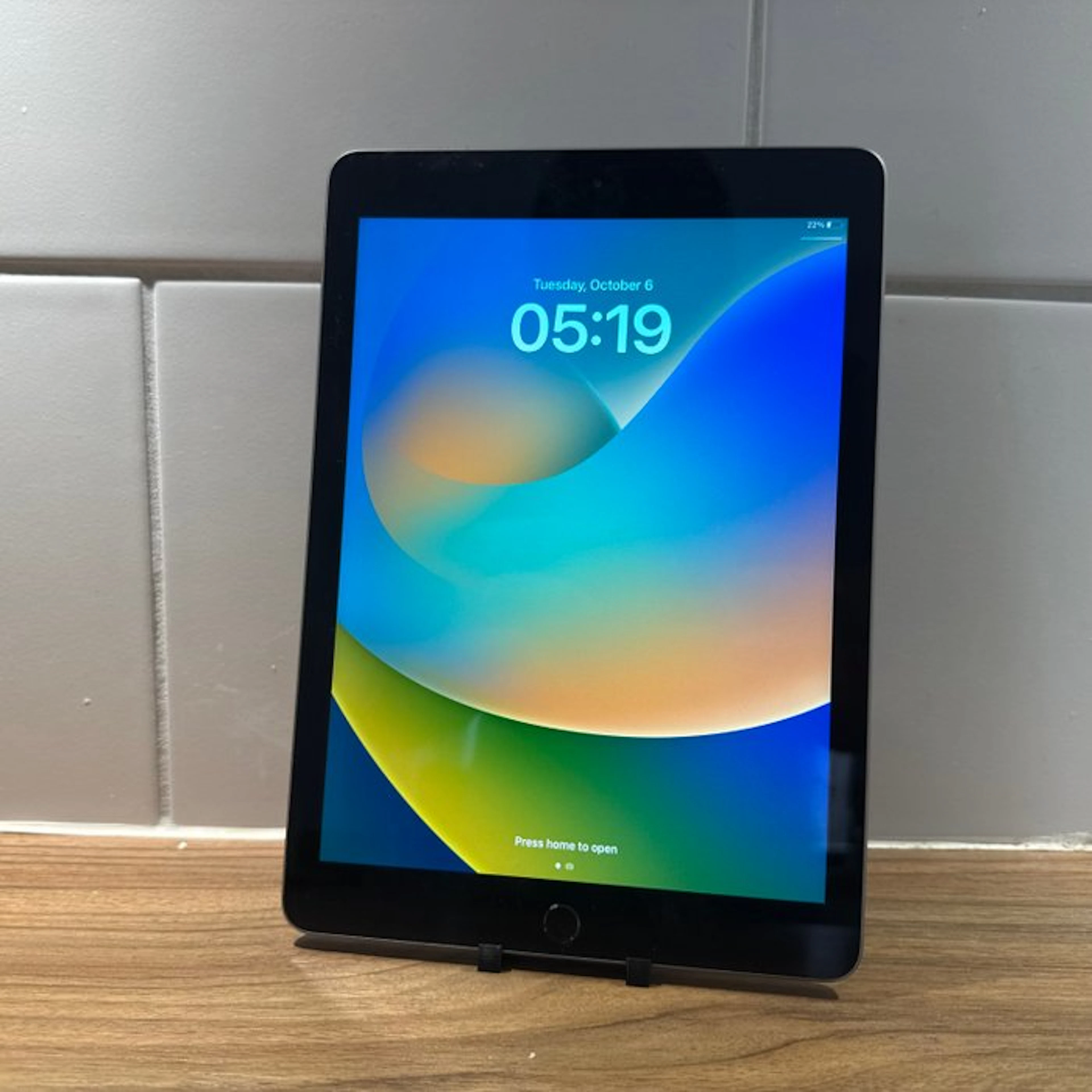 Apple iPad (5th Generation) 128GB Wifi - Mobile phone