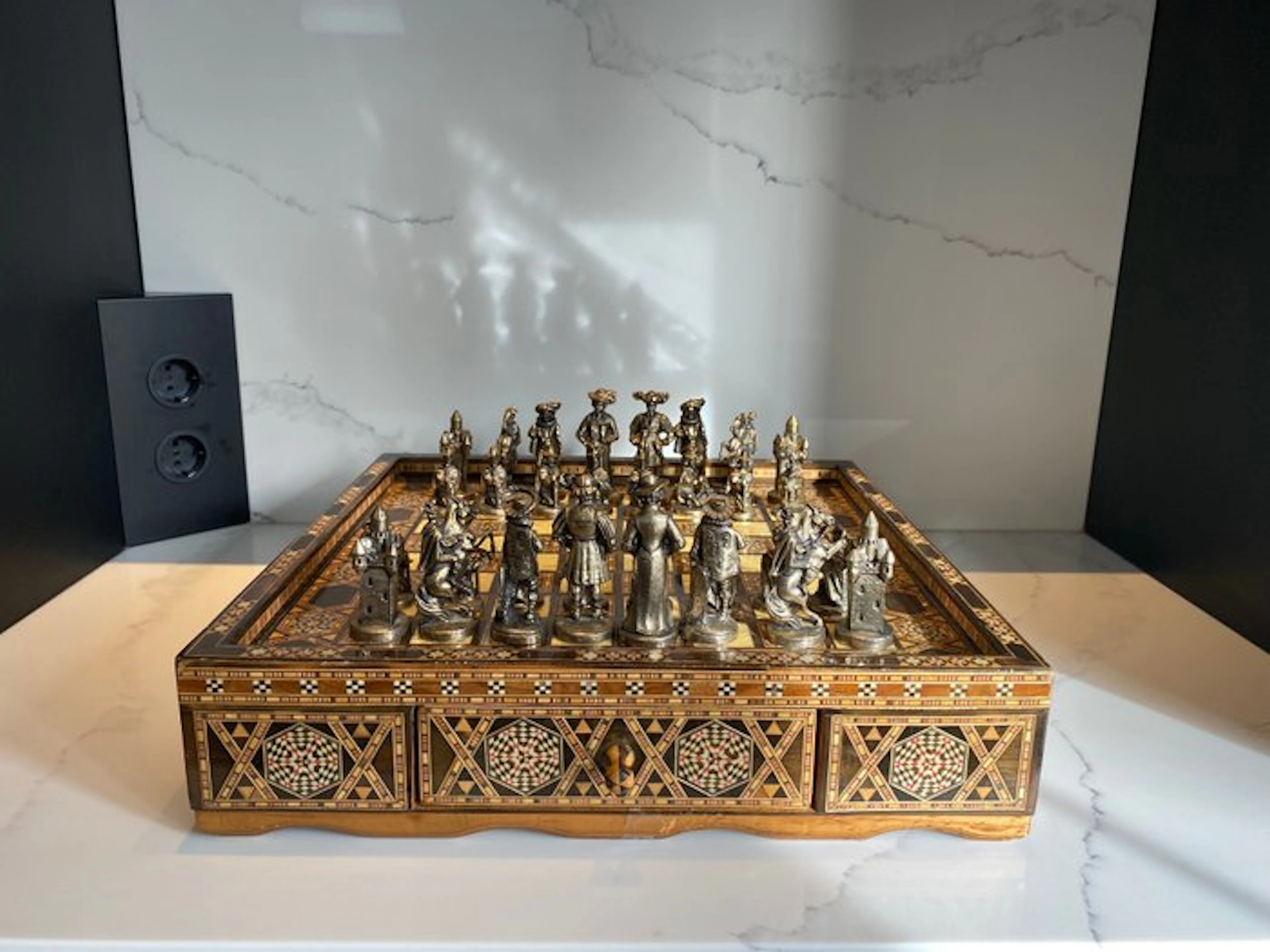 Chess set - Wood, mother-of-pearl, metal
