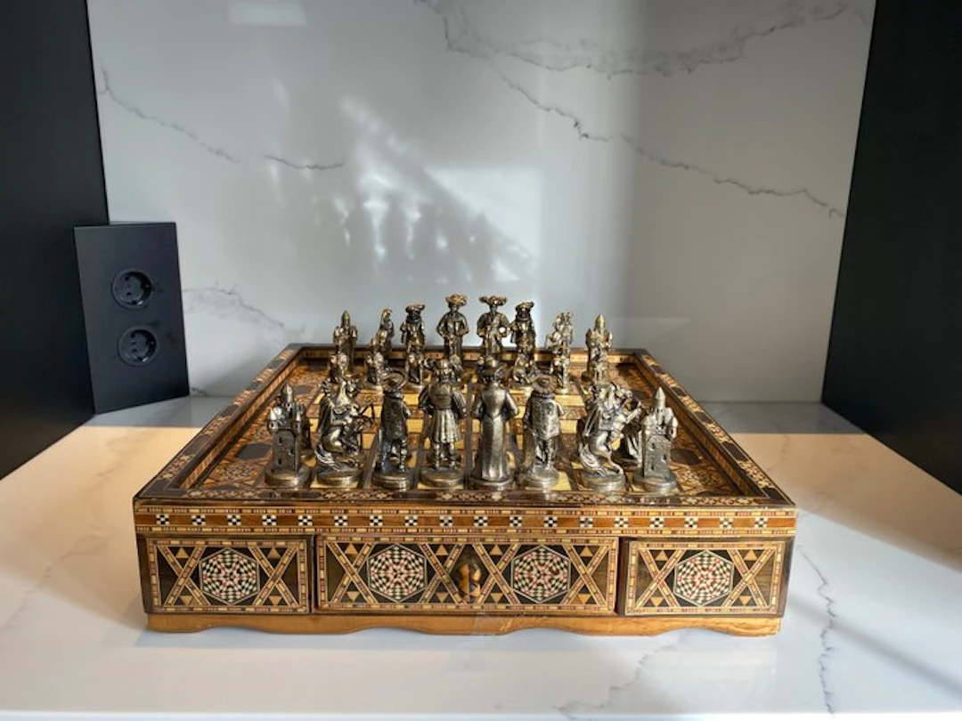 Chess set - Wood, mother-of-pearl, metal