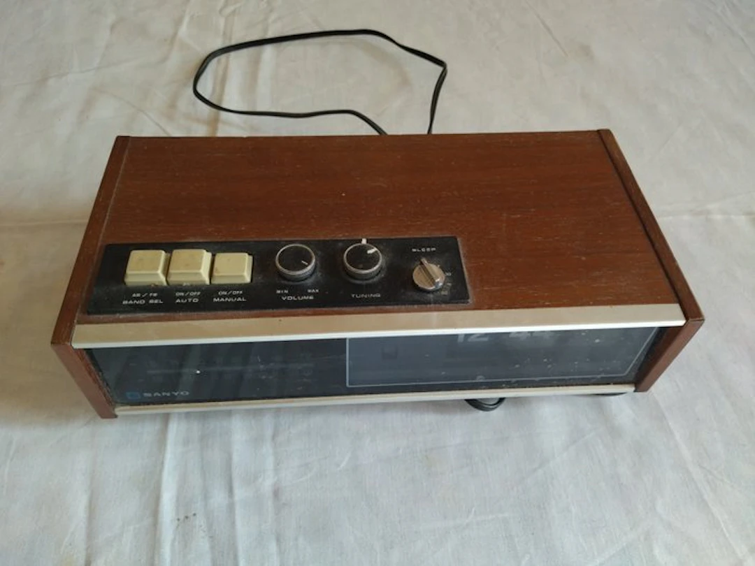 Sanyo - 10FA-T40WS Flip Clock Radio