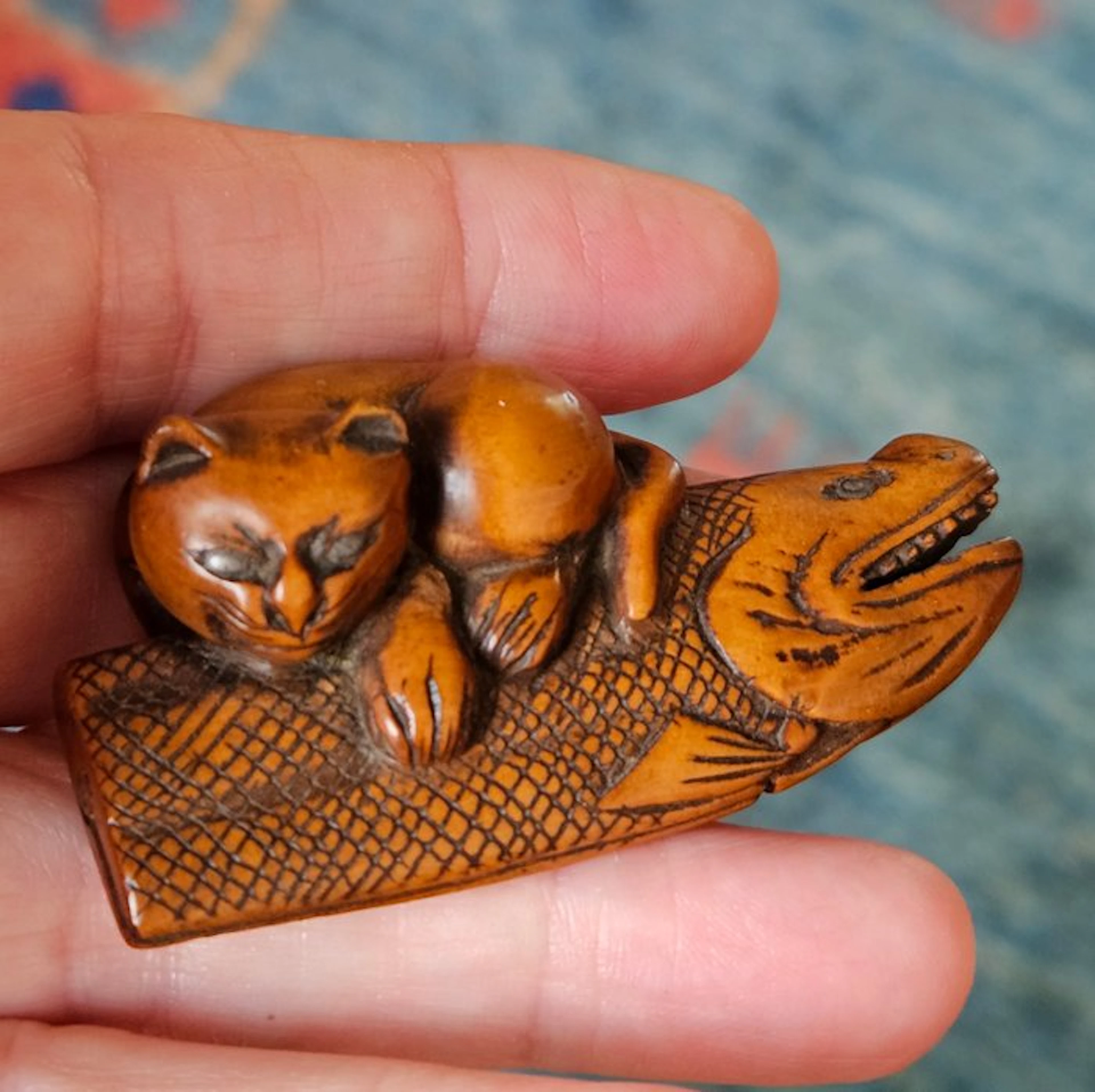 BOXWOOD CAT FEASTING ON A SALMON - Wood (Boxwood) - Japan...