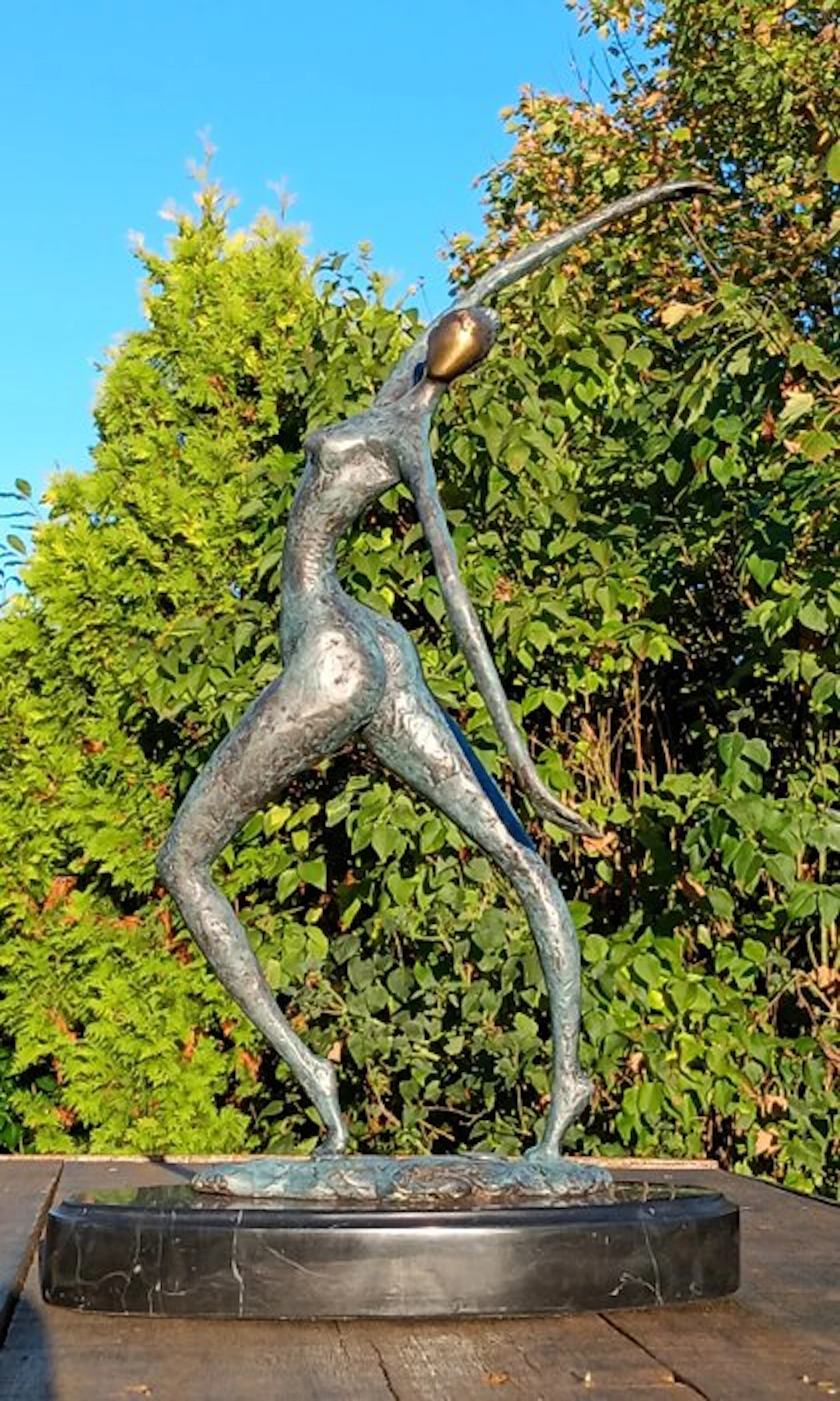 Sculpture, dancing lady on marble 36 cm hoog - 36 cm - bronze marble