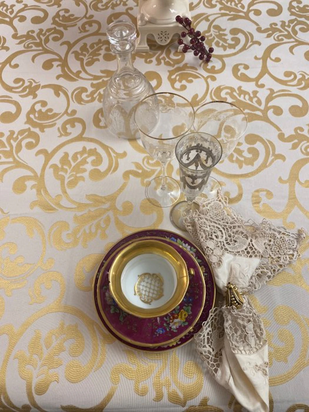 San Leucio - Precious tablecloth with ramage embroidery in gold thread