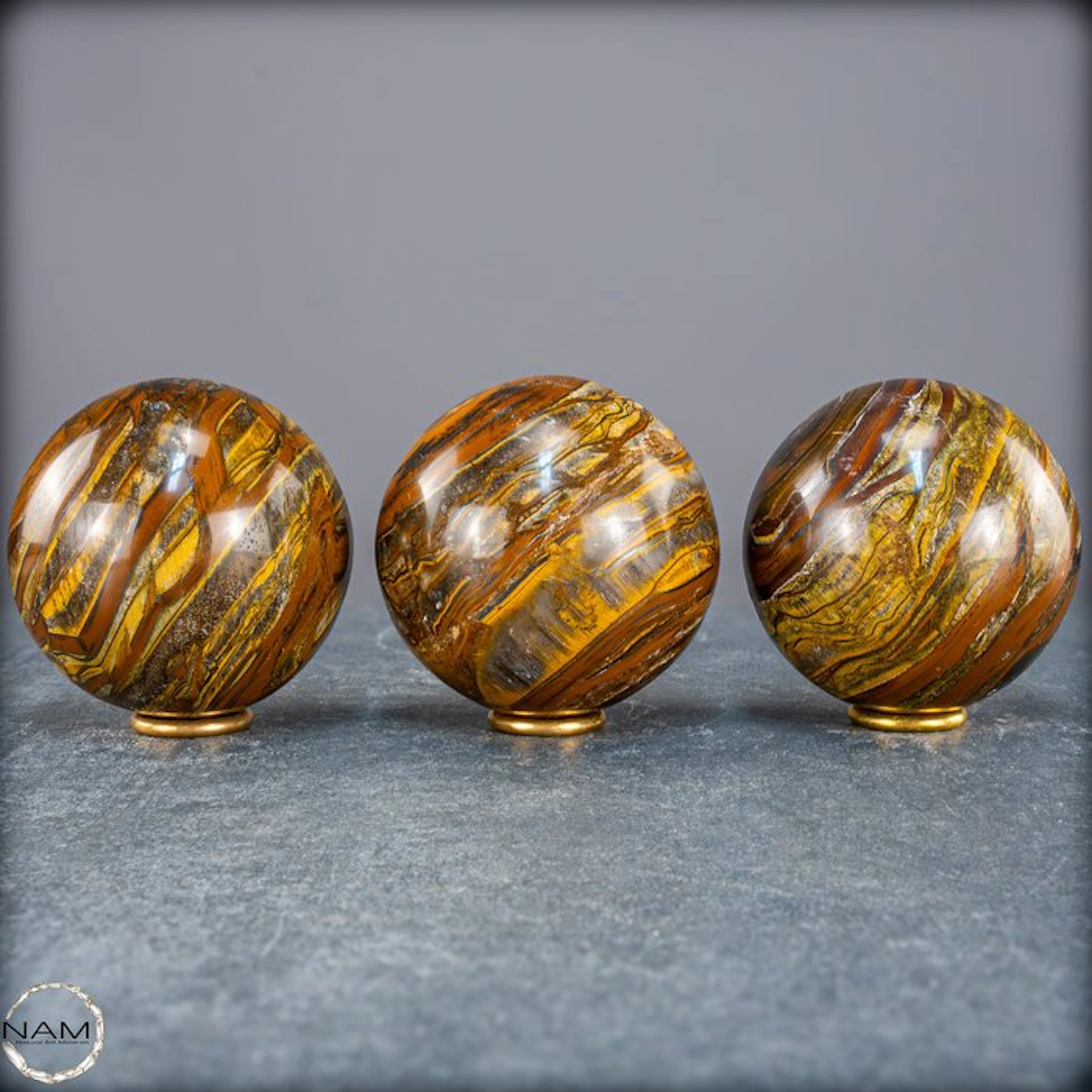 Exclusive tiger's-eye sphere set – Three shimmering...