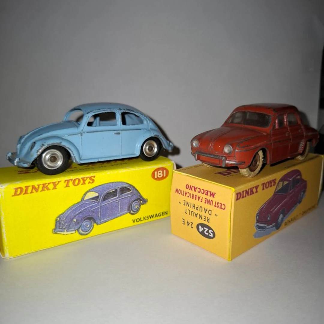Dinky Toys 1:43 - Model car (2) - Renault Dauphine; Volkswagen Beetle (Kever)