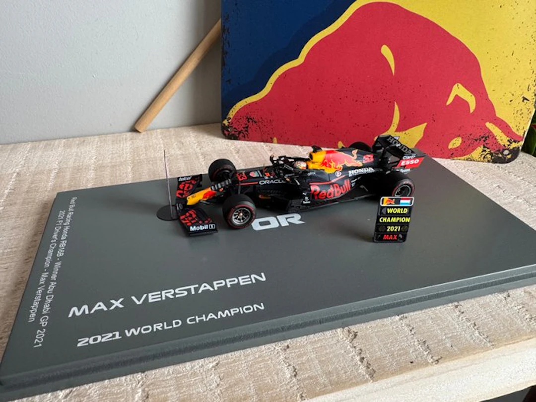Spark 1:43 - Model race car - Max Verstappen RB16B 2021 WORLD CHAMPION