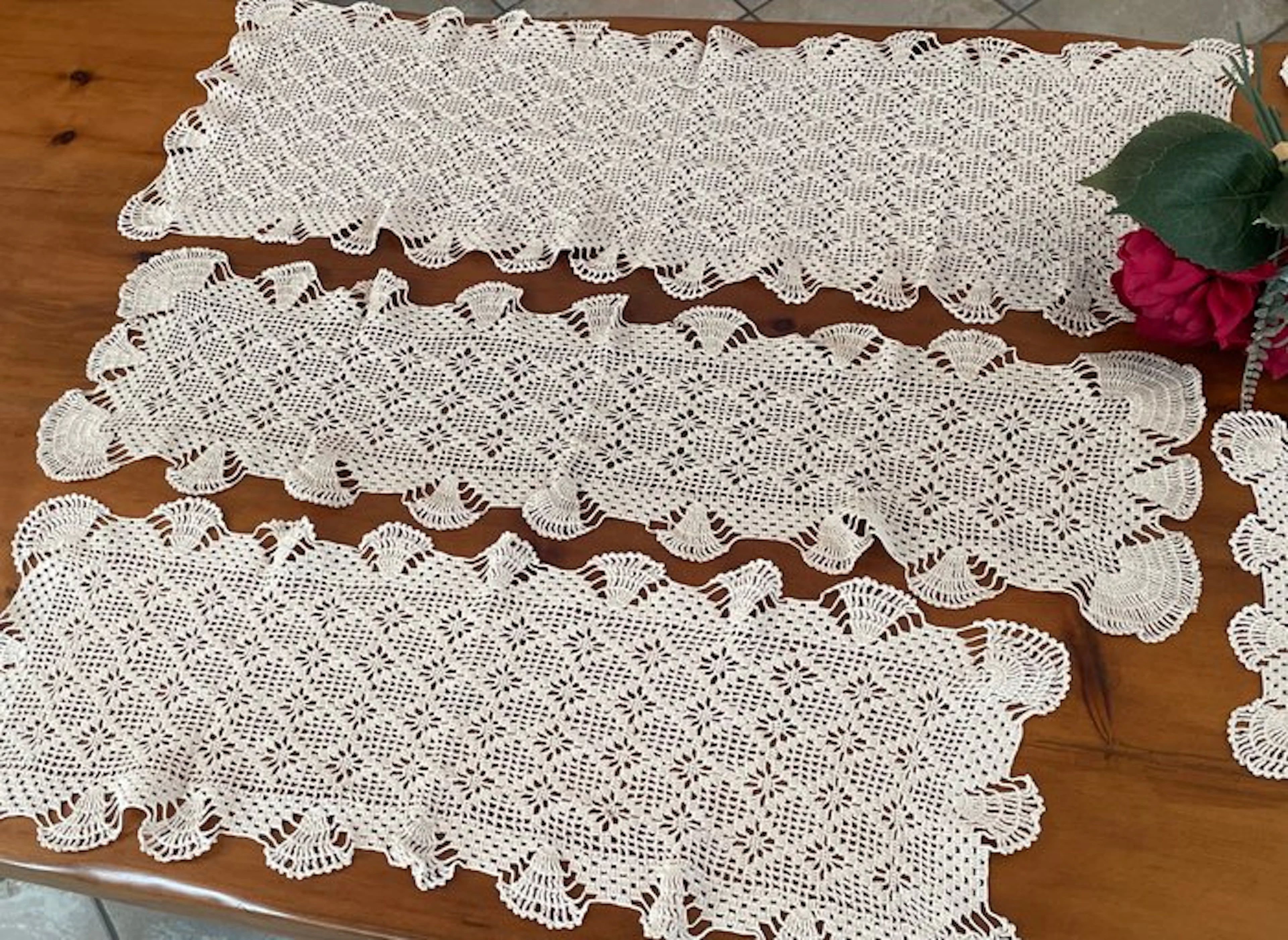 inserti a rete e motivi floreale - lavorazione artigianale all'uncinetto