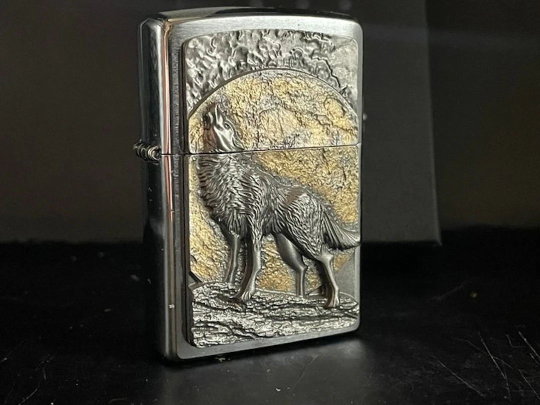 Zippo - Zippo LOUP & LUNE - 3D SUR PLAQUE - No reserve...