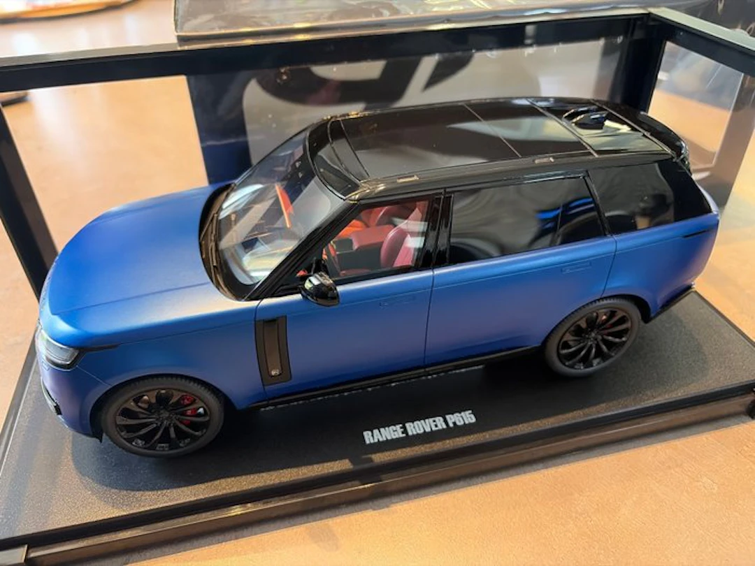 GT Spirit 1:18 - Model car - Land Rover Range Rover Sport P615