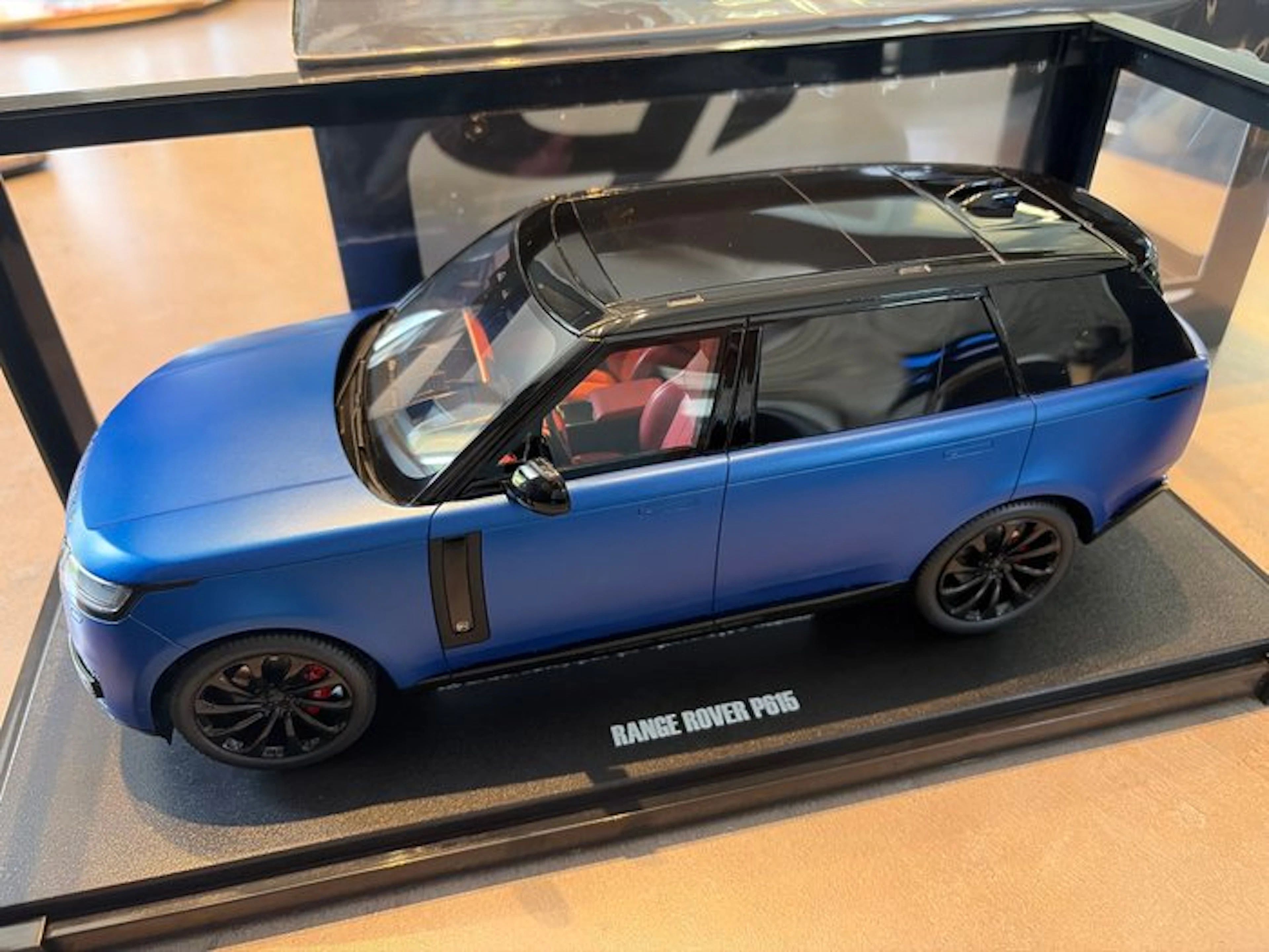 GT Spirit 1:18 - Model car - Land Rover Range Rover Sport P615