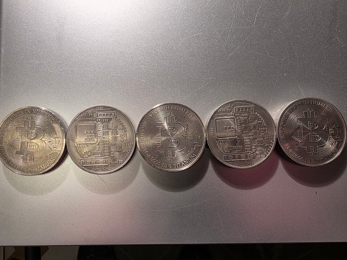 World. Lot 5 x 1 once Titanium Bitcoin Round 2026 (No reserve price)