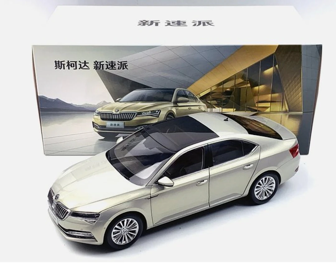 Paudi 1:18 - Model car - Skoda New Superb – 2020 – Goud metallic