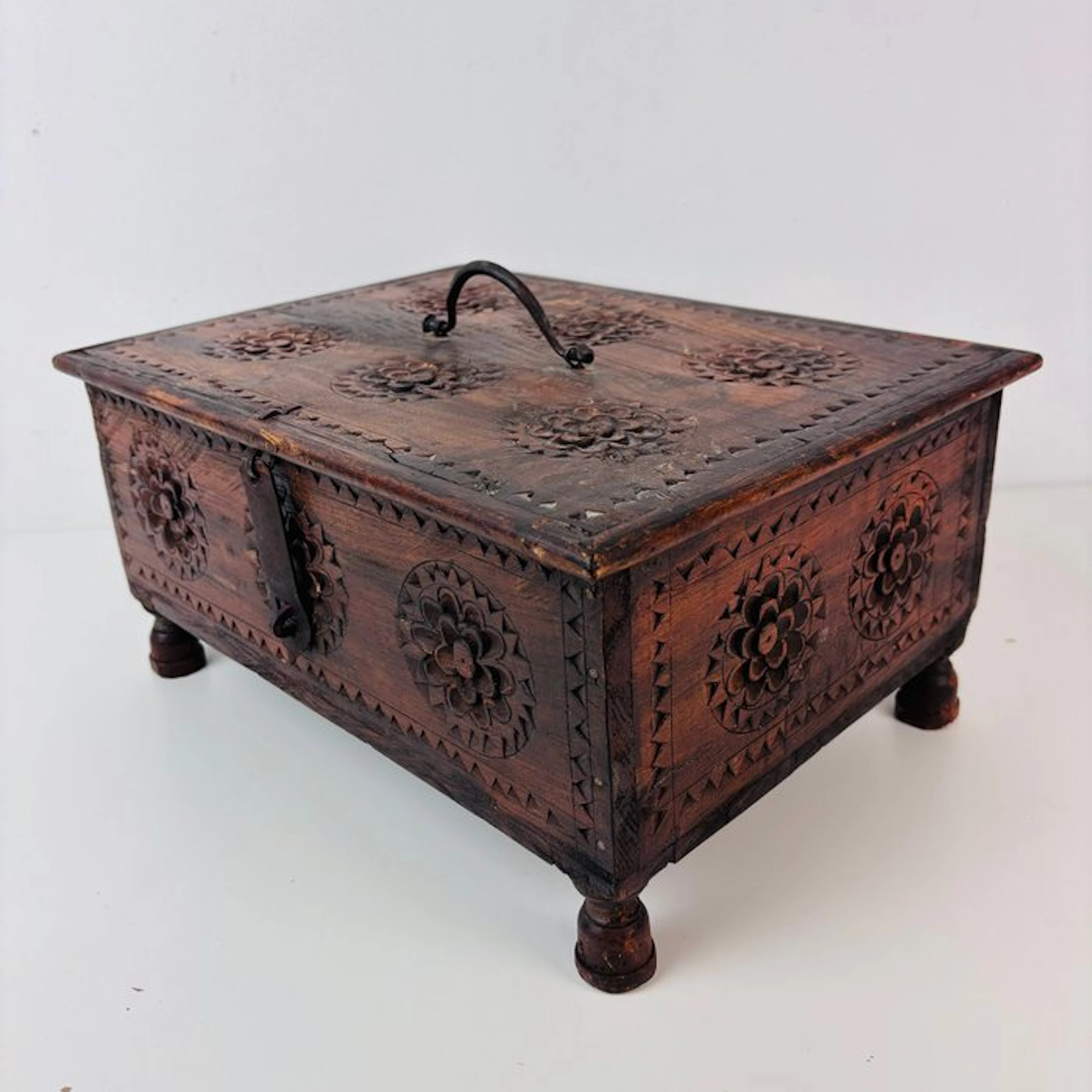 Casket - Indian hand-carved wooden chest on legs – floral motif – c