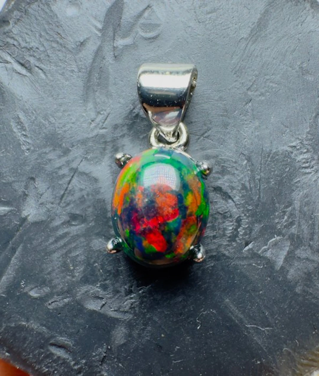 Opal Pendant - Height: 16 mm - Width: 7 mm- 0.8 g - (1)