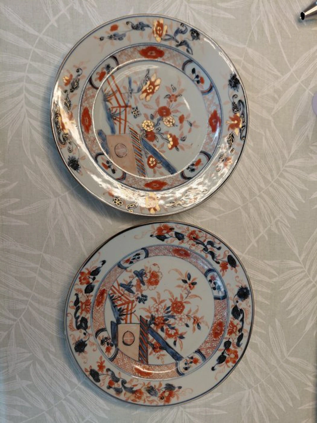 2 Chinese Imari plates - Porcelain - China - Kangxi (1662-1722)