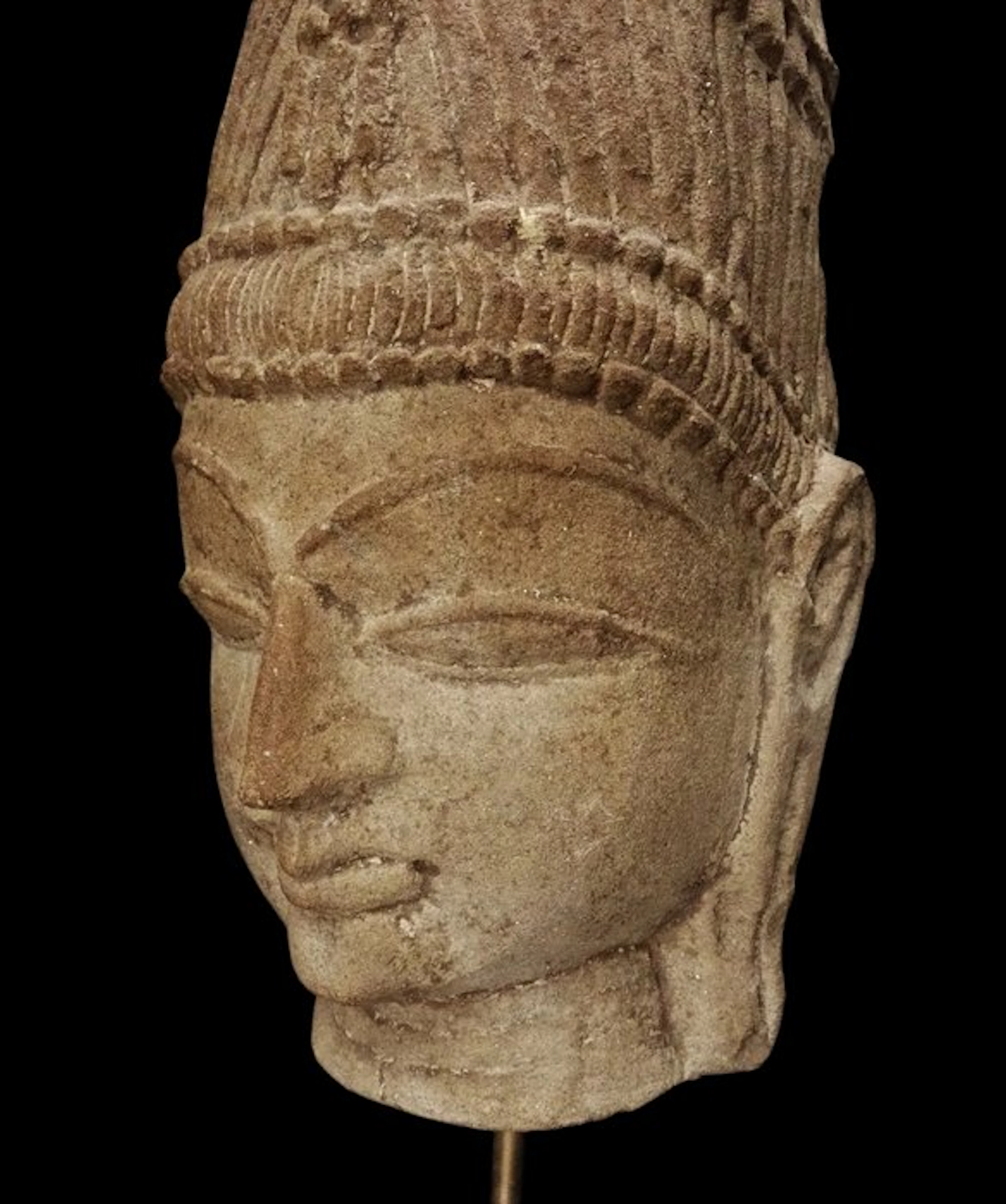 Medieval India - Head of a deity in pink sandstone - 10th / 12th century