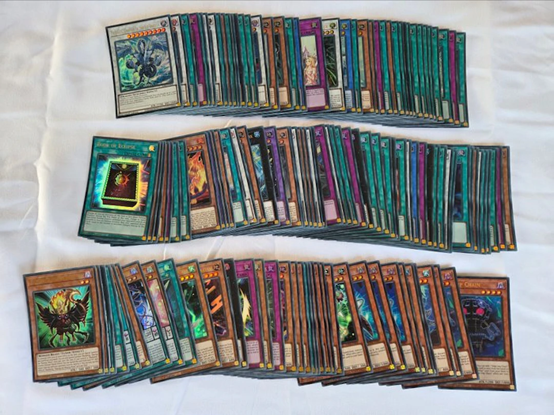 Konami - 300 Card - Yu-Gi-Oh!