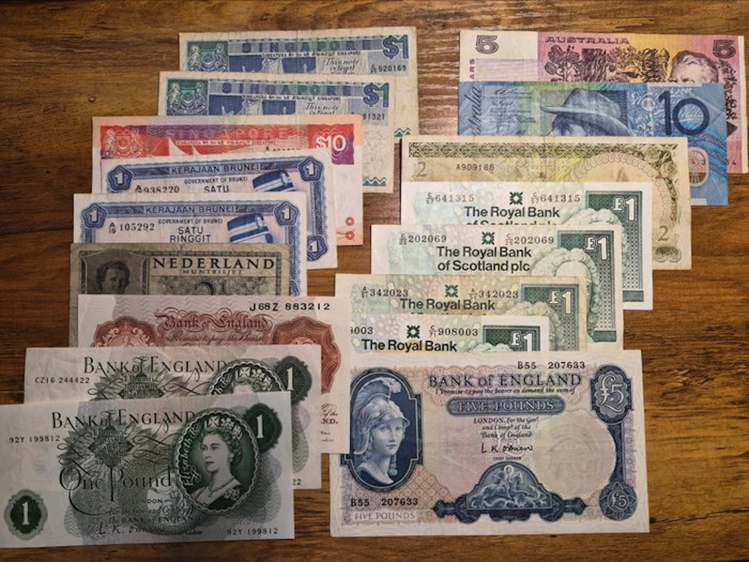 World. - 17 Banknotes - various dates (No reserve price)