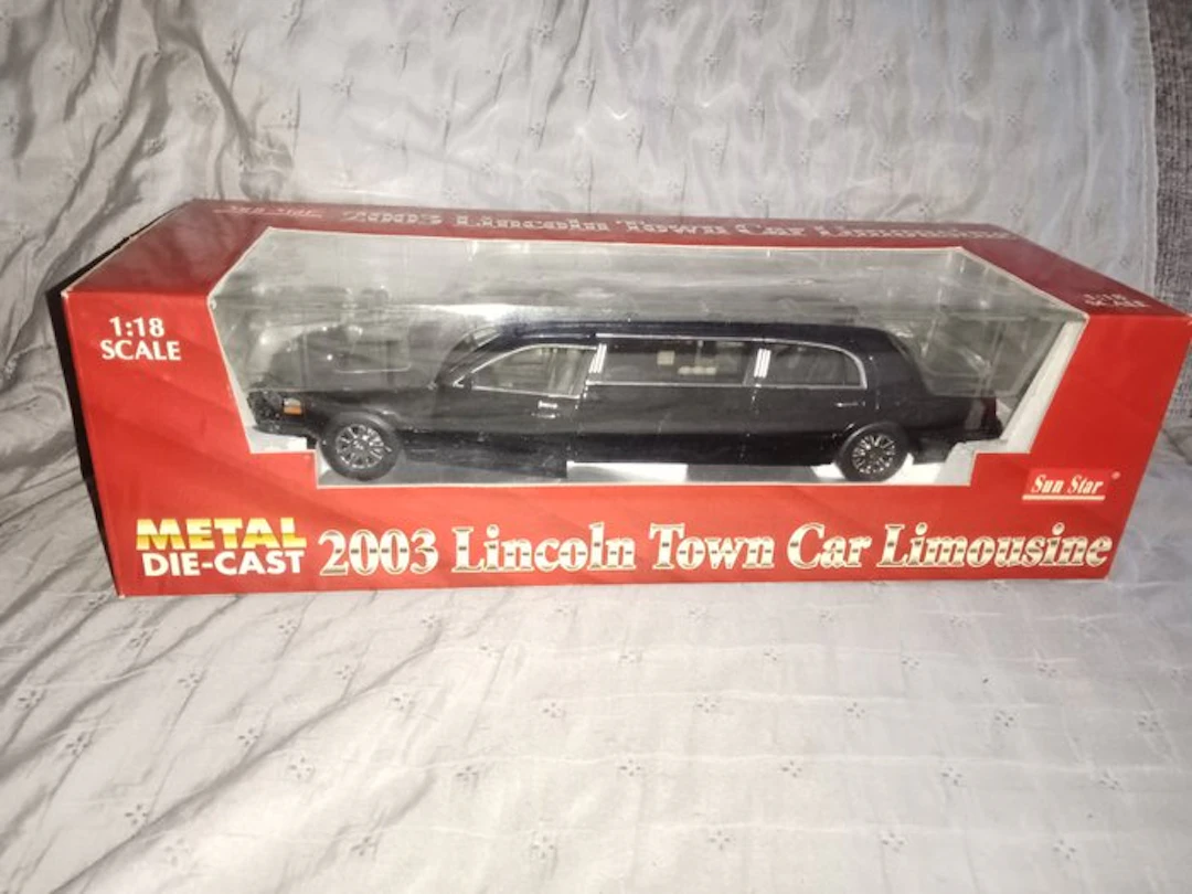 Sunstar 1:18 - Model car - 2003 Lincoln Town Car Limousine
