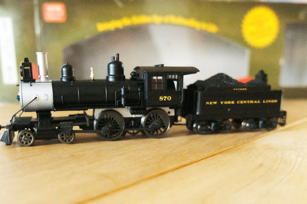 Roundhouse H0 - 84535 - Steam locomotive with tender (1)...