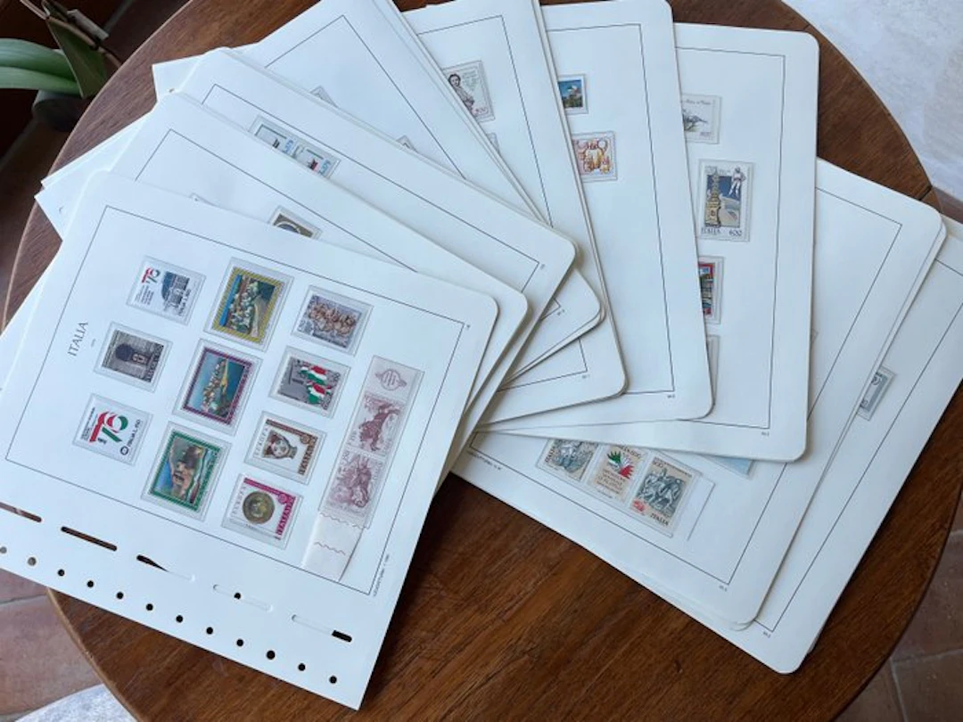 Italy 1976/1988 - Complete Repubblica collection on Leuchtturm sheets.