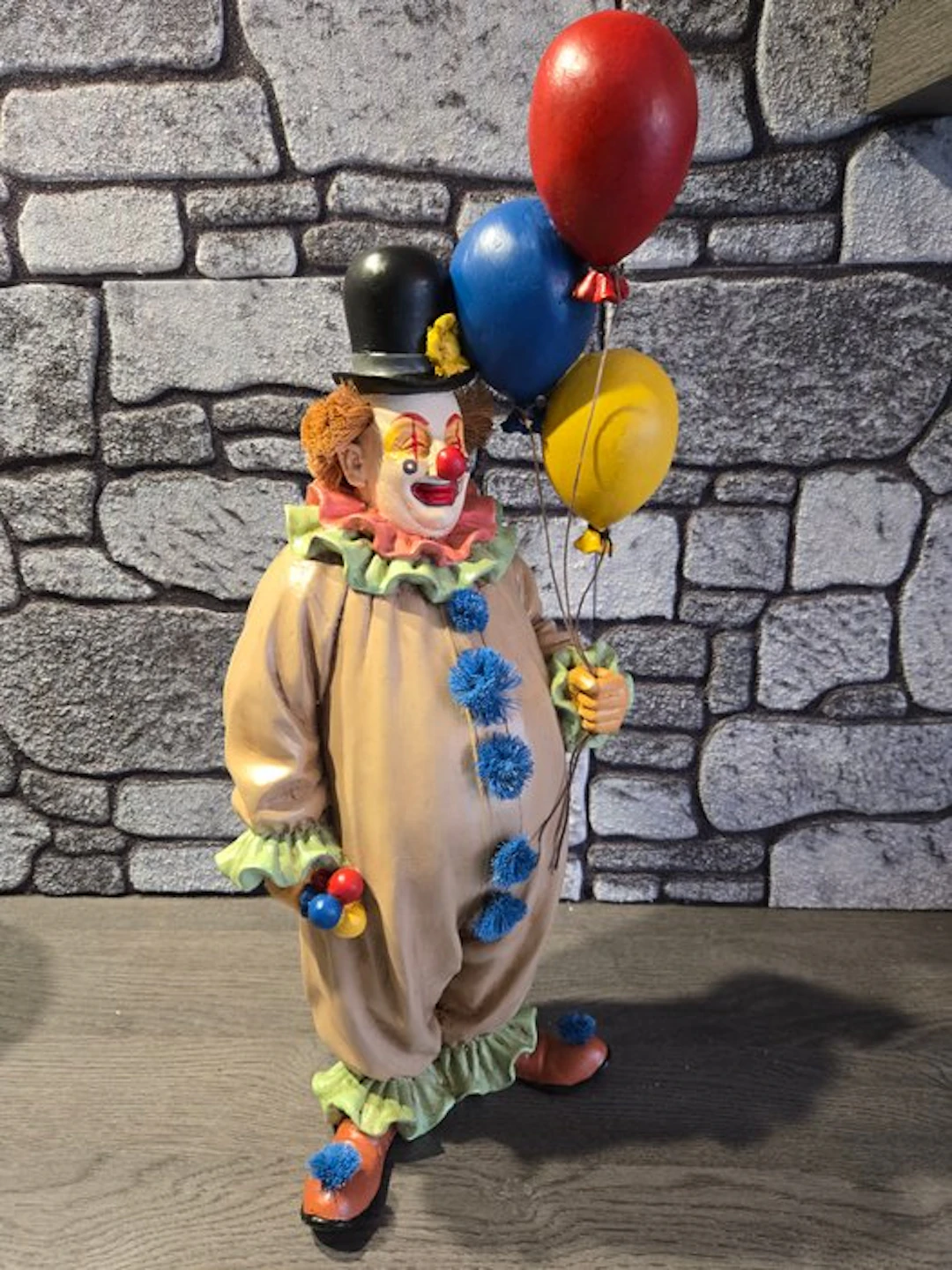 Jun Asilo - Statue, Clown met ballonnen - Juno Asilo - 52 cm - Polyresin